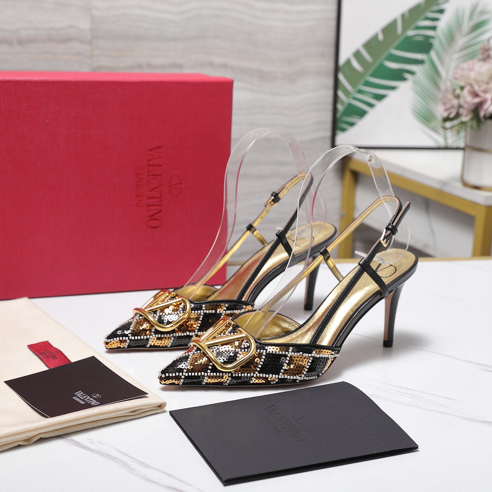 NO:790066,2026 latest top version Valentino Paris fashion show model launches the latest Valentino sandal high heels ———————————— Valentino This series interprets new fashion charm. It continues the ultra-high heel design and is favored by well-known overseas bloggers. Thousands of fan bloggers love it and sell well at home and abroad. It is out of stock in China. The top version has candy color matching, every color is beautiful. Metal sequins on the upper. Imported sheepskin lining. Genuine leather outsole.  Heel heights 6.5cm and 8cm (please note when placing an order) Full set of original packaging, sizes 35 to 43 (40.41.42.43 non-returnable, non-exchangeable), high heels and sandals, valentino, valentino, sandals, high heels, sheepskin, Leather soles198609092026最新款 顶级版本版本Valentino 巴黎时装秀场款推出最新款 华伦天奴凉鞋高跟 —————————————— 华伦天奴此系列演绎全新时尚魅力 延续超高跟设计,深得海外知名博主青睐 千万粉丝博主倾情演绎,畅销海内外 国内已经断货,顶级版本 糖果色配色,每个颜色都是绝美 鞋面金属亮片 内里进口羊皮 鞋底真皮大底 跟高6.5cm和8cm（下单需要备注） 包装全套原版包装 码数35一43码（40.41.42.43 不退不换）,高跟鞋凉鞋,valentino,valentino,sandals,high heels,sheepskin,Leather soles,Women's Shoes