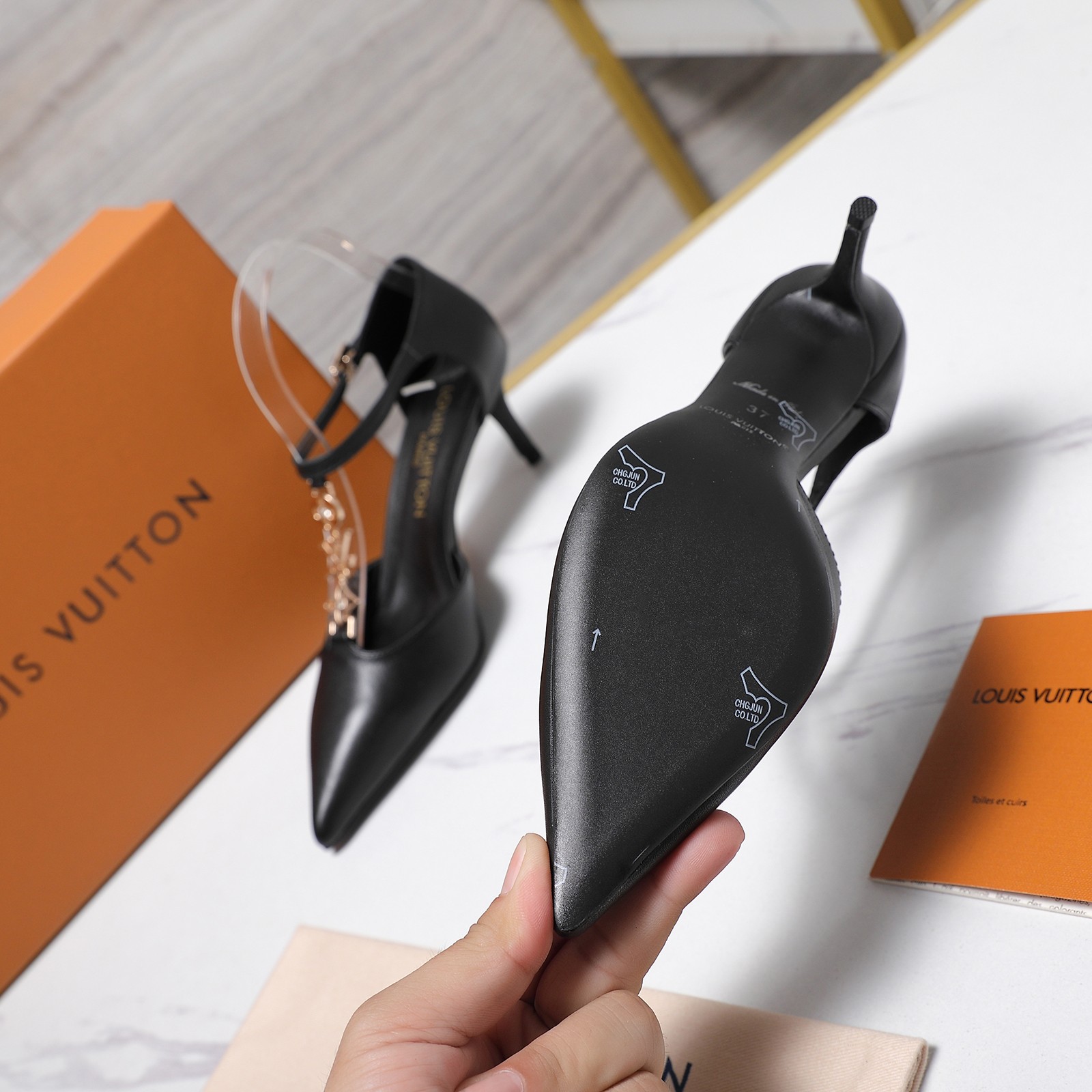 NO:790054,Top version LV | Louis Vuitton 2026 2026 early spring new style medieval style sandals. The counter focuses on the latest chain buckle single shoes hard goods. —————————— Purchasing level!  Full of high-end feel!  A popular model among bloggers at home and abroad, it is retro, fashionable and looks great on your feet!  The official website’s main recommendation★ Upper cowhide/presbyopia, lining imported sheepskin, outsole original Italian leather outsole, heel height 6.5cm, shoe size: 35-42 (41, 42 customization is not returnable), high heels and sandals, louis vuitton, louis vuitton, sandals, high heels, cowhide, sheepskin, Leather soles19860909顶级版本LV | 路易威登 2026  2026早春新款 中古风凉鞋 专柜主打最新款 链条扣单鞋硬货上新 ——————————— 代购级别！高级感十足！国内外博主刷爆的一款,复古又时髦上脚美炸了！官网主推款★ 鞋面牛皮/老花 内里进口羊皮里 大底原版意大利真皮大底 跟高6.5cm 鞋码: 35-42（41、42定制不退换）,高跟鞋凉鞋,louis vuitton,louis vuitton,sandals,high heels,cowhide,sheepskin,Leather soles,Women's Shoes