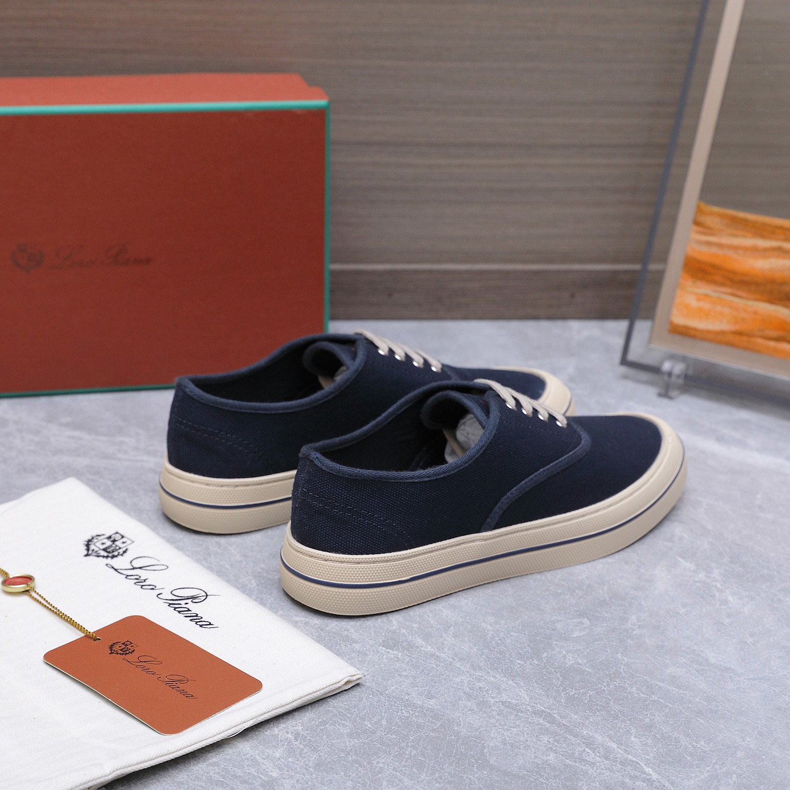 NO:790051,LoroPiana's latest 2026 canvas casual shoes, LP, are casual shoes with an ultra-low design, canvas fabric upper, and environmentally friendly super-soft cowhide shoes, suitable for year-round wear. The edged sole creates a relaxed and charming color combination, harmoniously blending functionality and low-key personality. An ideal shoe choice for urban wear. Material embossed LP logo cotton lace upper, cow split suede sole, rubber lining, calfskin insole!  Original box packaging + shoe storage bag included. Women's size 35-36-37-38-39-40 (41 42 customization is not returnable) Men's size 39-40-41-42-43-44- (45 46 customization is not returnable) Price canvas leather, casual shoes/sports shoes, loro piana, loro piana, sneakers, cowhide19860909LoroPiana诺悠翩雅新款 2026最新款帆布休闲鞋 LP这款休闲鞋采用超低帮设计,帆布织物鞋面,/环保超软牛皮鞋 适合全年穿着.包边鞋底营造轻松迷人的色彩组合,将功能性与低调个性风格和谐融合.打造都市着装的理想鞋履选择. 材质压印LP徽标棉质鞋带鞋面,牛剖层绒面革鞋底,橡胶衬里,小牛皮鞋垫！原盒包装+随附鞋履收纳袋. 女码35-36-37-38-39-40（41 42 定制不退换） 男码39-40-41-42-43-44-（45 46定制不退换） 价格帆布  皮面,休闲鞋/运动鞋,loro piana,loro piana,sneakers,cowhide,Women's Shoes