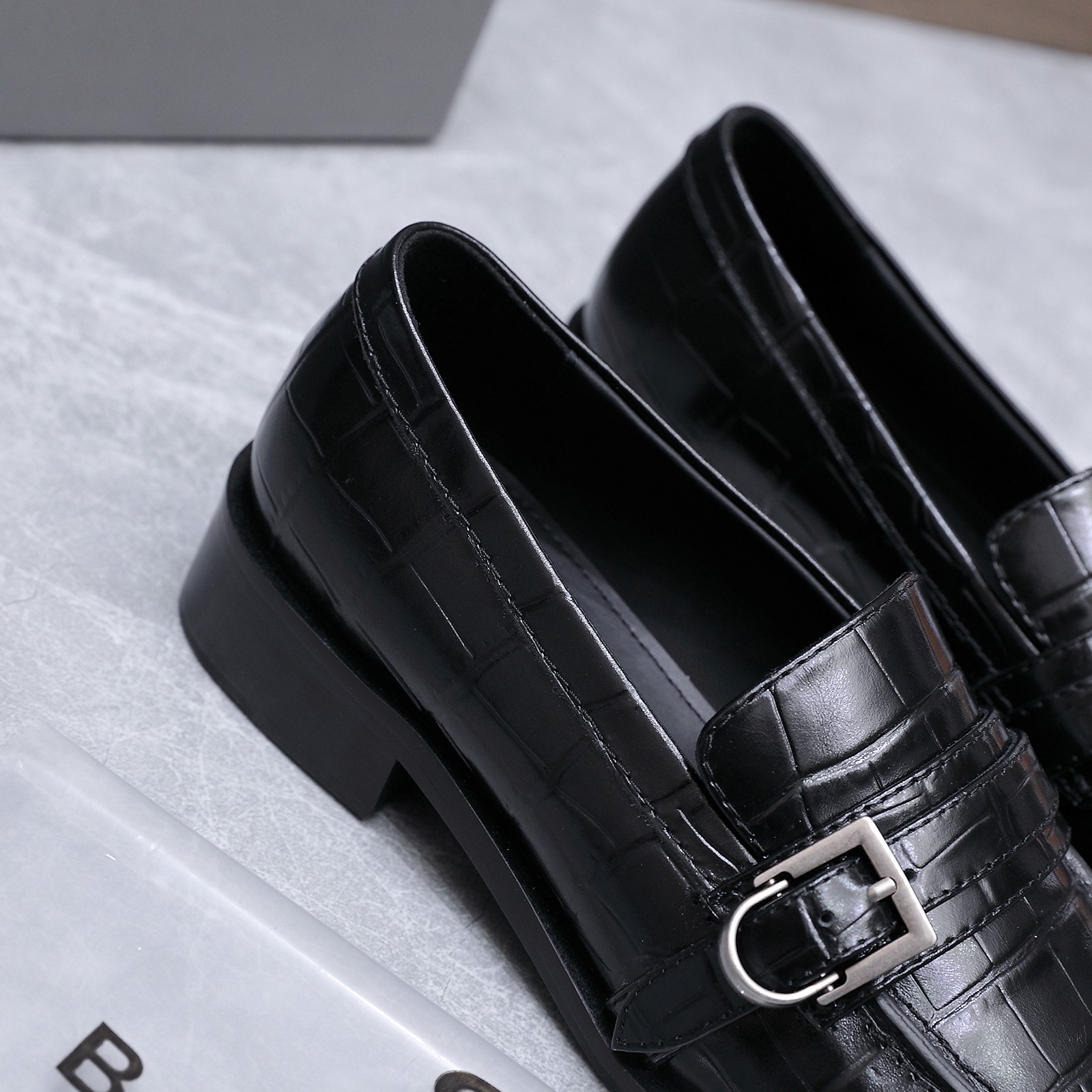 NO:790050,The white crocodile pattern embossed version of Balenciaga's Bel Air series loafers is the brand's classic women's shoe. Design highlights - The iconic square toe design of the shoe has a strong sense of structure and neutral coolness, which is different from the traditional round toe loafers - The material is crocodile pattern embossed cow leather, which not only restores the high-end texture of rare leather, but is also more wear-resistant and easy to care for -  Details: Adjustable strap + metal buckle on the upper (authentic buckle engraved with the brand logo), black low-heeled sole, taking into account both styling and stability for daily wear - The structure is a slip-on Loaf shoe, which is easy to put on and take off. It is a high-frequency practical shoe for urban commuting. Genuine basic parameters (reference) - Material cow leather (crocodile pattern embossing on the upper, same color scheme on the inside) - High and low heels (approximately 3-4cm) -  The official overseas price is about Euro, and domestic counters are about + size 35-41 (40 41 customization is non-refundable). Price, loafers, balenciaga, balenciaga, loafers, cowhide19860909巴黎世家（Balenciaga）Bel Air系列乐福鞋的白色鳄鱼纹压纹版本,属于品牌经典的女士鞋款  设计亮点  - 鞋型标志性方头设计,自带强烈的结构感与中性酷感,区别于传统圆头乐福鞋 - 材质鳄鱼纹压花牛皮革,既还原了珍稀皮革的高级质感,又更耐磨、易打理 - 细节鞋面可调节饰带+金属搭扣（正品搭扣镌刻品牌标识）,黑色低跟鞋底,兼顾造型感与日常穿着的稳定性 - 结构一脚蹬乐福鞋型,穿脱便捷,是都市通勤的高频实用鞋款  正品基础参数（参考）  - 材质牛皮革（鞋面鳄鱼纹压纹,内里同系配色） - 跟高低跟（约3-4cm） - 官方定价海外约欧元,国内专柜约+ 码数35-41（40 41 定制不退换） 价格,乐福鞋,balenciaga,balenciaga,loafers,cowhide,Women's Shoes