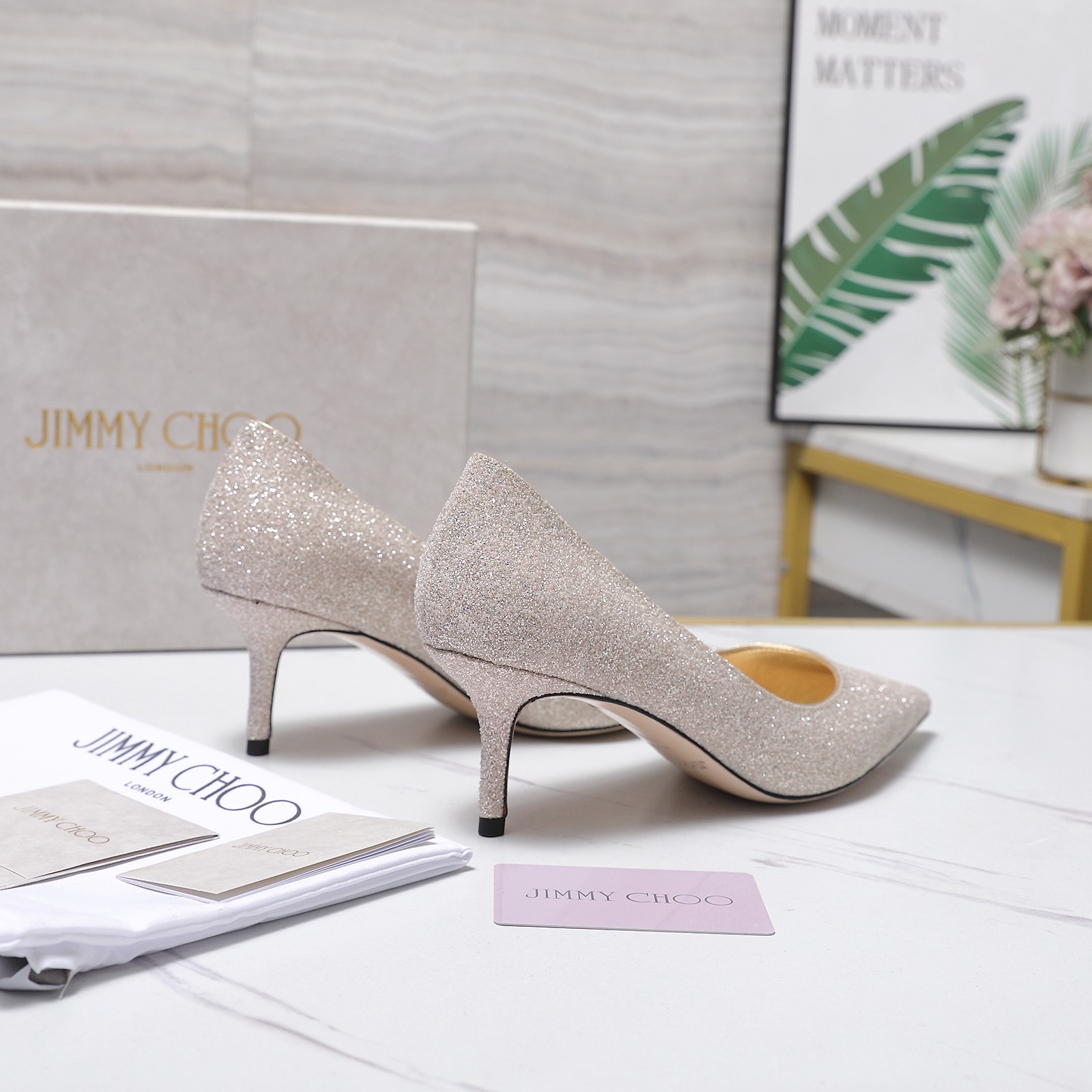 NO:790048,The highest version of Jimmy Choo｜Jimmy Choo’s classic spring and autumn mid-heeled shoes - a super cool one!  Breathtakingly beautiful!  Lace gives people a very mysterious feeling, and it is hazy to see clearly. Whether it is a dress or a skirt, when worn on a woman, she looks slightly sexy, very dreamy and romantic, playful and cute, full of temperament, yet fashionable and modern, showing a trace of elegance and charm!  The rhinestones outline a charming arc on the instep, which is simply stunning. The 360-degree surround makes it feel like a fairy, gorgeous but not exaggerated!  !  This shoe from JC satisfies all girls’ fantasies about high heels. It has a girlish look and can also look like a goddess!  Go material. The upper is made of original Grete. The inner lining is made of grained pearlescent sheepskin. The original Italian genuine leather outsole. Heel height 1cm/6.5cm. Size 35-42 (40/41/42 is custom-made and non-returnable). Price, high-heeled shoes, jimmy choo, jimmy choo, high heels, skirts, sheepskin, Leather soles19860909最高版本 Jimmy Choo｜吉米周经典春秋中跟单鞋 -超级仙的一款啊！美得让人窒息！ 蕾丝给人以一种很神秘的感觉 朦胧看不清 不管是衣服还是裙子 穿在女人身上 若隐若现的小性感 很梦幻很浪漫 俏皮可爱,气质十足 又不失时尚现代感 透出丝丝优雅魅力！ 水钻在脚背勾勒迷人的弧度 简直美爆了 360度环绕仙气感 华丽又不浮夸！！ JC的这款鞋满足了女生对高跟鞋的所有幻想 既有少女感 也可以穿出女神范！ Go 材质 鞋面采用原版格力特 内里垫脚粒面珠光羊皮里 原版意大利真皮大底 跟高 1cm/6.5cm 码数 35-42（ 40/41/42定做不退换） 价格,高跟鞋单鞋,jimmy choo,jimmy choo,high heels,skirts,sheepskin,Leather soles,Women's Shoes