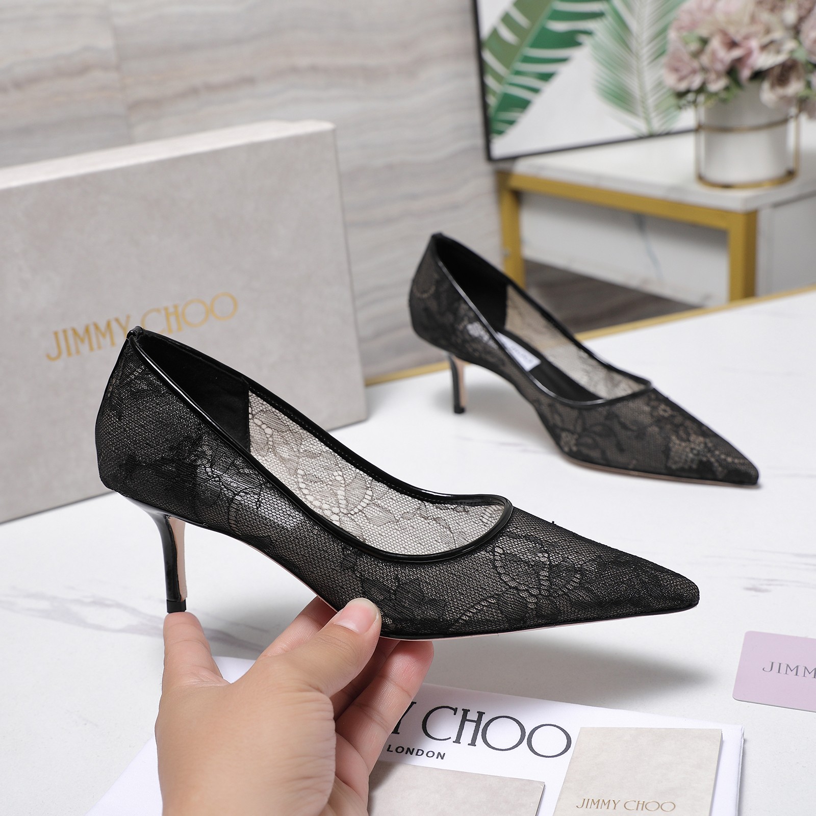 NO:790044,The highest version of Jimmy Choo｜Jimmy Choo’s classic spring and autumn mid-heeled shoes - a super cool one!  Breathtakingly beautiful!  Lace gives people a very mysterious feeling, and it is hazy to see clearly. Whether it is a dress or a skirt, when worn on a woman, she looks slightly sexy, very dreamy and romantic, playful and cute, full of temperament, yet fashionable and modern, showing a trace of elegance and charm!  The rhinestones outline a charming arc on the instep, which is simply stunning. The 360-degree surround makes it feel like a fairy, gorgeous but not exaggerated!  !  This shoe from JC satisfies all girls’ fantasies about high heels. It has a girlish look and can also look like a goddess!  Go Material: Original mesh upper, grained pearlescent sheepskin lining, original Italian leather outsole, heel height 6.5cm, size 35-42 (40/41/42 custom made, non-returnable) Price, high heels and sandals,jimmy choo,jimmy choo,sandals,high heels,skirts,sheepskin,Leather soles19860909最高版本 Jimmy Choo｜吉米周经典春秋中跟单鞋 -超级仙的一款啊！美得让人窒息！ 蕾丝给人以一种很神秘的感觉 朦胧看不清 不管是衣服还是裙子 穿在女人身上 若隐若现的小性感 很梦幻很浪漫 俏皮可爱,气质十足 又不失时尚现代感 透出丝丝优雅魅力！ 水钻在脚背勾勒迷人的弧度 简直美爆了 360度环绕仙气感 华丽又不浮夸！！ JC的这款鞋满足了女生对高跟鞋的所有幻想 既有少女感 也可以穿出女神范！ Go 材质 鞋面采用原版网纱 内里垫脚粒面珠光羊皮里 原版意大利真皮大底 跟高 6.5cm 码数 35-42（ 40/41/42定做不退换） 价格,高跟鞋凉鞋,jimmy choo,jimmy choo,sandals,high heels,skirts,sheepskin,Leather soles,Women's Shoes