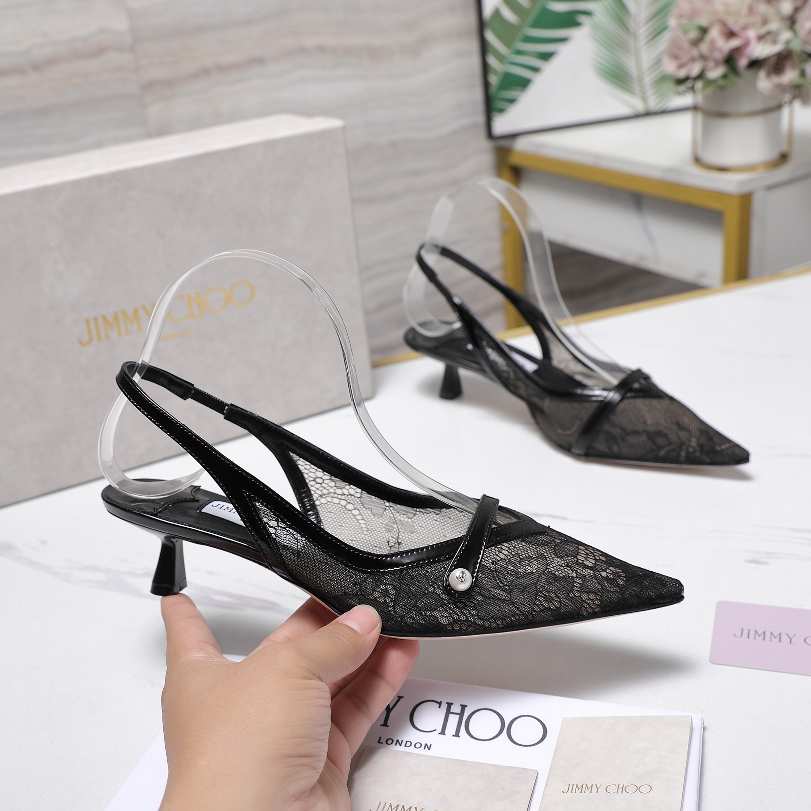 NO:790046,The highest version of Jimmy Choo｜Jimmy Choo’s classic spring and autumn mid-heeled back sandals - a super fairy!  Breathtakingly beautiful!  Lace gives people a very mysterious feeling, and it is hazy to see clearly. Whether it is a dress or a skirt, when worn on a woman, she looks slightly sexy, very dreamy and romantic, playful and cute, full of temperament, yet fashionable and modern, showing a trace of elegance and charm!  The rhinestones outline a charming arc on the instep, which is simply stunning. The 360-degree surround makes it feel like a fairy, gorgeous but not exaggerated!  !  This shoe from JC satisfies all girls’ fantasies about high heels. It has a girlish look and can also look like a goddess!  Go Material: Original mesh upper, grained pearlescent sheepskin lining, original Italian leather outsole, heel height 4.5cm, size 35-42 (40/41/42 custom made, non-returnable) Price, high heels and sandals,jimmy choo,jimmy choo,sandals,high heels,skirts,sheepskin,Leather soles19860909最高版本 Jimmy Choo｜吉米周经典春秋中跟后空凉鞋 -超级仙的一款啊！美得让人窒息！ 蕾丝给人以一种很神秘的感觉 朦胧看不清 不管是衣服还是裙子 穿在女人身上 若隐若现的小性感 很梦幻很浪漫 俏皮可爱,气质十足 又不失时尚现代感 透出丝丝优雅魅力！ 水钻在脚背勾勒迷人的弧度 简直美爆了 360度环绕仙气感 华丽又不浮夸！！ JC的这款鞋满足了女生对高跟鞋的所有幻想 既有少女感 也可以穿出女神范！ Go 材质 鞋面采用原版网纱 内里垫脚粒面珠光羊皮里 原版意大利真皮大底 跟高 4.5cm 码数 35-42（ 40/41/42定做不退换） 价格,高跟鞋凉鞋,jimmy choo,jimmy choo,sandals,high heels,skirts,sheepskin,Leather soles,Women's Shoes