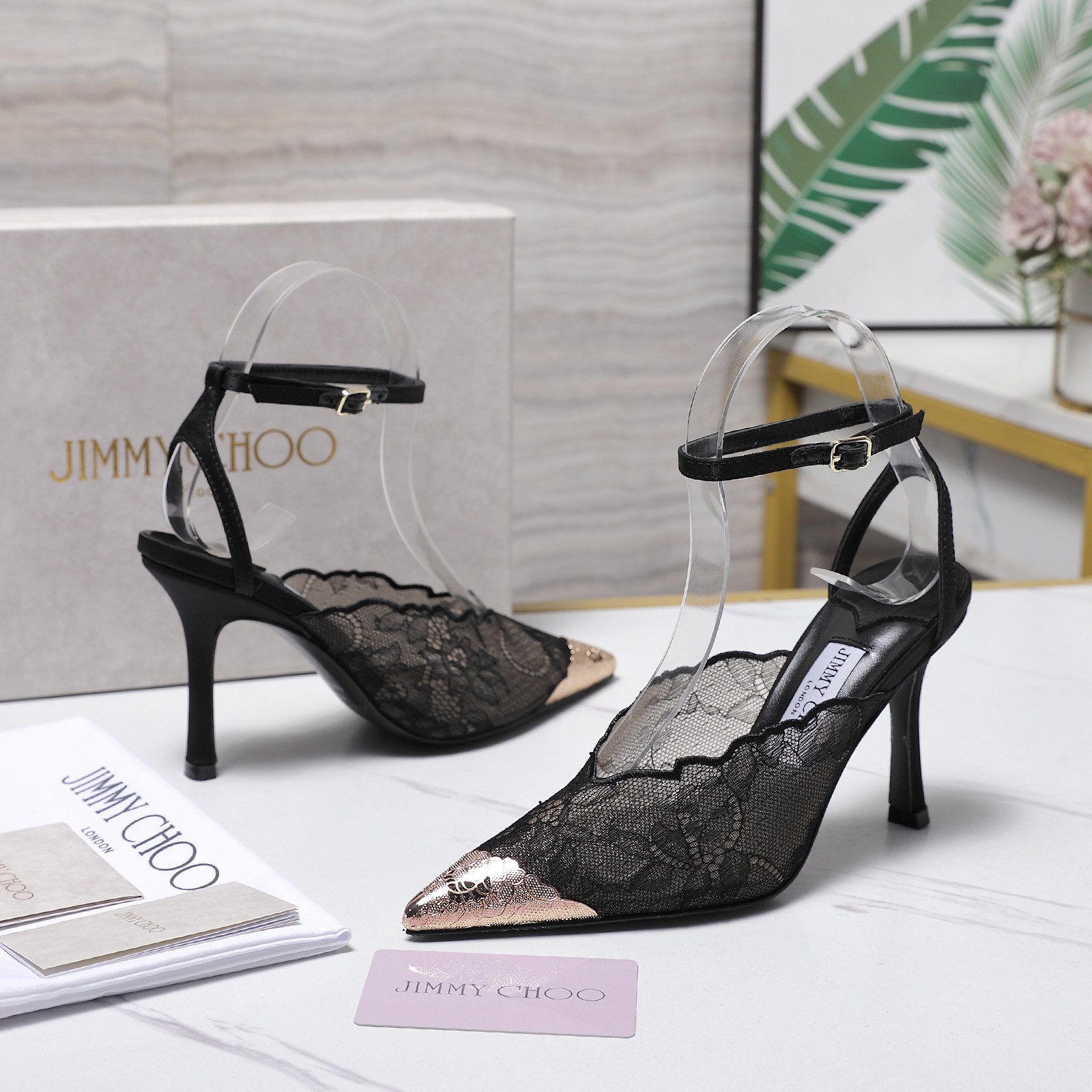 NO:790042,Jimmychoo 26/ Spring and summer new lace, pointed toe, high heels. The most interesting thing about this series is the contrast and little surprises!  Soft pastel colors can also look bold, and their appearance is very contagious. Sandra Choi moved the oversized paper peonies into Milan, surrounded by greenery and flowers, as if walking into a surreal wonderland. What surprised me most about Jimmy Choo this season was the 'reconstruction of lace'. The metal toe splicing, it is no longer just a symbol of femininity, but has been deconstructed and spliced, turning it into a leader in shoes. Fabric: imported embroidered lace, lining, imported custom-made lambskin outsole  Imported Italian raw color cowhide sole Heel height: 9.5cm Size 35 to 42 (40/41/42 customization is not returnable), high heels and sandals, jimmy choo, jimmy choo, sandals, high heels, cowhide, sheepskin19860909Jimmychoo 吉米周 26/ 春夏新款 蕾丝 尖头 高跟鞋 这个系列最有意思的就是反差感和小惊喜！ 柔和的粉彩色也能显得很大胆,颜值很有感染力.SandraChoi把超大纸艺牡丹搬进米兰,四周绿意与花卉簇拥,仿佛走进一个超现实的仙境 这一季JimmyChoo最让我惊喜的是“蕾丝的再造”.金属鞋头拼接,它不再只是柔美的象征,而是被解构、拼接,化作鞋履上的佼佼者 面料:进口刺绣蕾丝 内里 进口意制小羊皮  大底 进口意大利原色牛皮底 跟高:9.5cm Size 35一42（40 /41/42定制不退换),高跟鞋凉鞋,jimmy choo,jimmy choo,sandals,high heels,cowhide,sheepskin,Women's Shoes