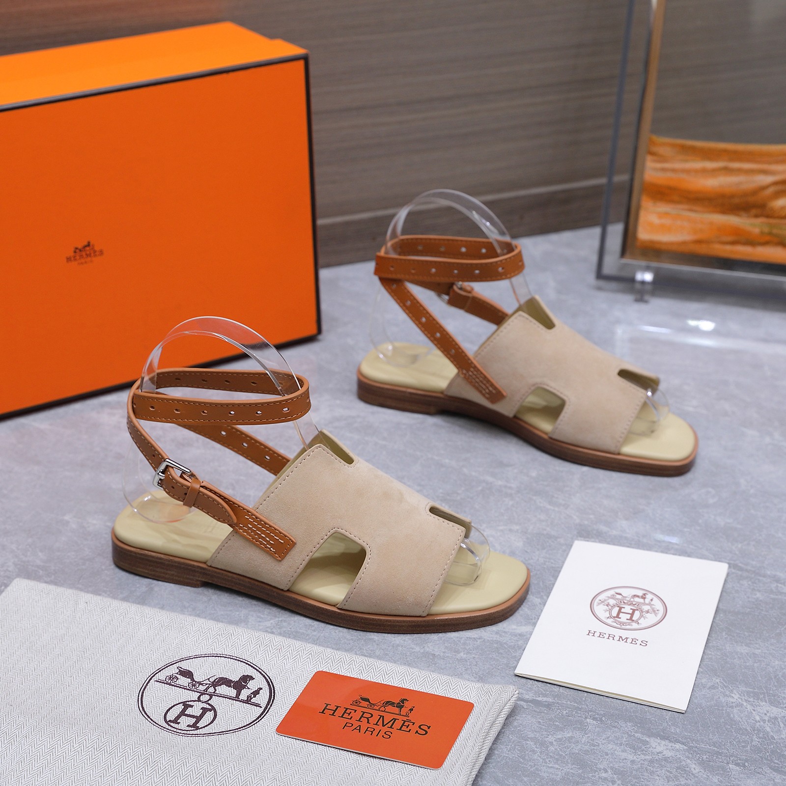 NO:787224,The Hermès Santorini series of women's flat sandals are the ankle strap version of the brand's classic 'H'-shaped sandals. 1. The iconic H-shaped upper body adopts the brand's iconic 'H' hollow cutting design, which is one of the most recognizable elements of Hermès, simple and advanced.  2. Adjustable ankle strap design with adjustable pin buckle ankle strap, which can not only fix the ankle and improve wearing stability, but also adjust the tightness according to the foot shape, taking into account both beauty and practicality. Material Sheep King/cloth pattern, lining all sheepskin, outsole, original genuine leather outsole, size 35-42 (41/42 customized, non-refundable) Price, sandals, hermes, hermes, sandals, sheepskin, sheep, Leather soles19860909爱马仕（Hermès）Santorini 系列女士平底凉鞋,是品牌经典的“H”型凉鞋的踝带款. 1.标志性H型鞋面鞋身采用品牌标志性的“H”镂空切割设计,是爱马仕最具辨识度的元素之一,简约又高级. 2.可调节踝带设计搭配可调节的针扣式踝带,既可以固定脚踝、提升穿着稳定性,也能根据脚型调整松紧,兼顾美观与实用性. 材质羊京/布纹 内里全羊皮里 大底原版真皮大底 码数35-42（41/42定制不退换） 价格,凉鞋,hermes,hermes,sandals,sheepskin,sheep,Leather soles,Women's Shoes