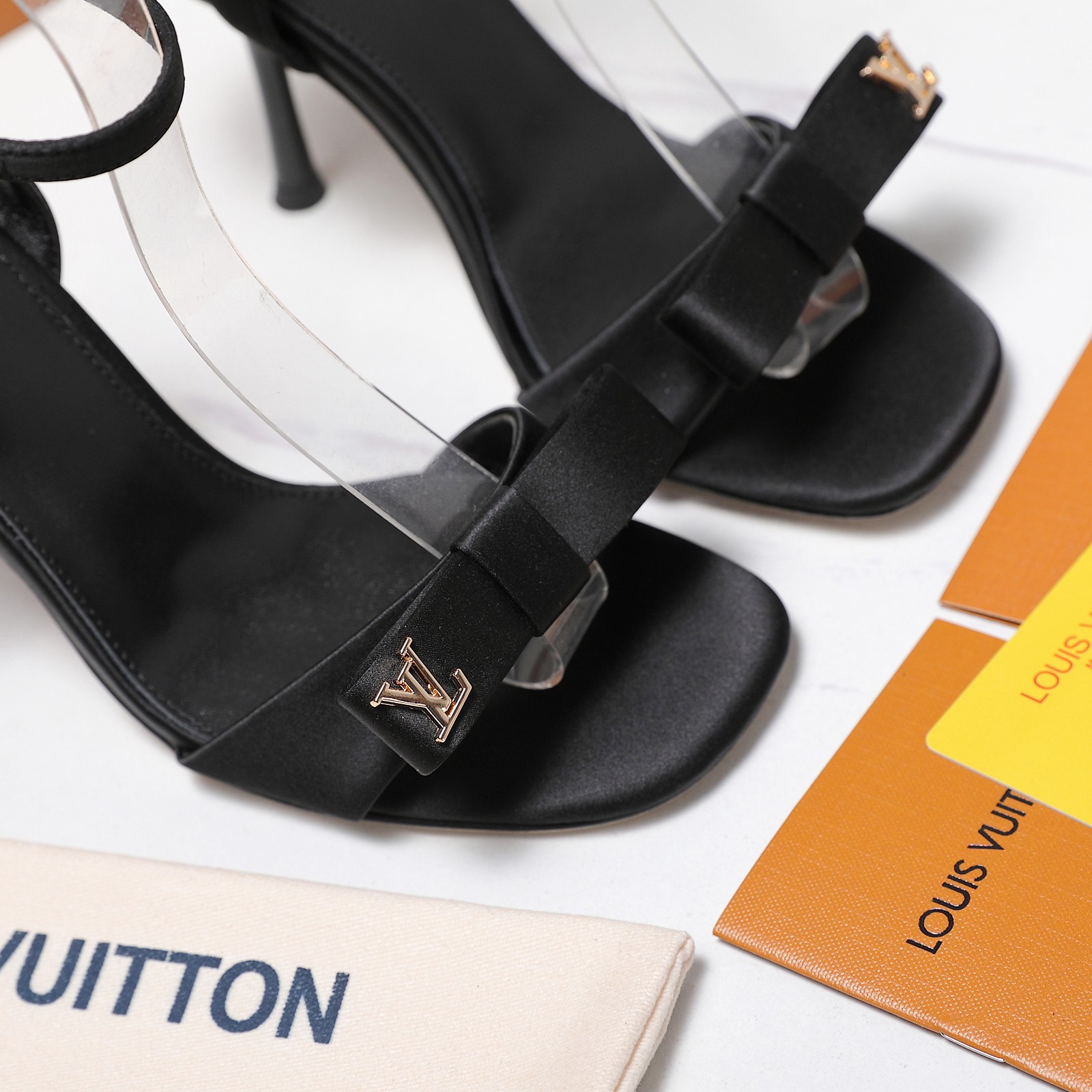 NO:790040,LV bow cat-heeled sandals｜Exquisite ceiling for lazy people to go out. Who knows!  This pair of LV sandals really welds the 'relaxed sense of elegance' to the feet. The satin bow + classic LV gold label are low-key and noble. The cat-heel design is so girl-friendly!  The 4cm heel height perfectly modifies the leg shape, making it very stable when walking. It can be worn for daily commuting and shopping all day long without rubbing your feet. The four colors are milky white and gentle, nude color is white, black is versatile, and dark brown is retro. It will not be stepped on when you close your eyes. The square toe + double strap design makes the feet look small. When you put on the feet, you will feel like a wealthy daughter. If you are lazy, you can just go out with one set, and you will feel high-end.  Every detail reveals the brand's exquisite tone. The versatile pair of sandals that are always missing in the shoe cabinet is it #LVsandals #luxury women's shoes #french style wear #cat heels #summer slippers #high-end wear #伊奇美luxury products Fabric: original sardine fabric, breathable sheepskin lining, Italian genuine leather sole, size 35-42 (34/40/41/42 custom-made), high-heeled shoes, Louis  vuitton,high heels,slippers,sheepskin19860909LV蝴蝶结猫跟凉拖｜懒人出门的精致天花板  谁懂啊！这双LV凉拖真的把「松弛感贵气」焊在脚上了  缎面蝴蝶结+经典LV金标,低调又显贵,猫跟设计太懂女生了！4cm跟高完美修饰腿型,走路稳到飞起,日常通勤、逛街穿一整天都不磨脚. 四色全齐奶白温柔、裸色显白、黑色百搭、深棕复古,闭眼入都不踩雷. 方头+双带设计超显脚小,上脚就是富家千金既视感,懒人出门一套就走,高级感直接拉满. 每一处细节都透着品牌的精致调性,鞋柜里永远缺的那双百搭凉拖,就是它了  #LV凉拖 #奢侈品女鞋 #法式穿搭 #猫跟鞋 #夏日拖鞋 #高级感穿搭 #亿奇美奢品 面料: 原版沙丁布面料 内里透气羊皮 鞋底意大利真皮底 码数35－42(34/40/41/42定做),高跟鞋拖鞋,louis vuitton,high heels,slippers,sheepskin,Women's Shoes