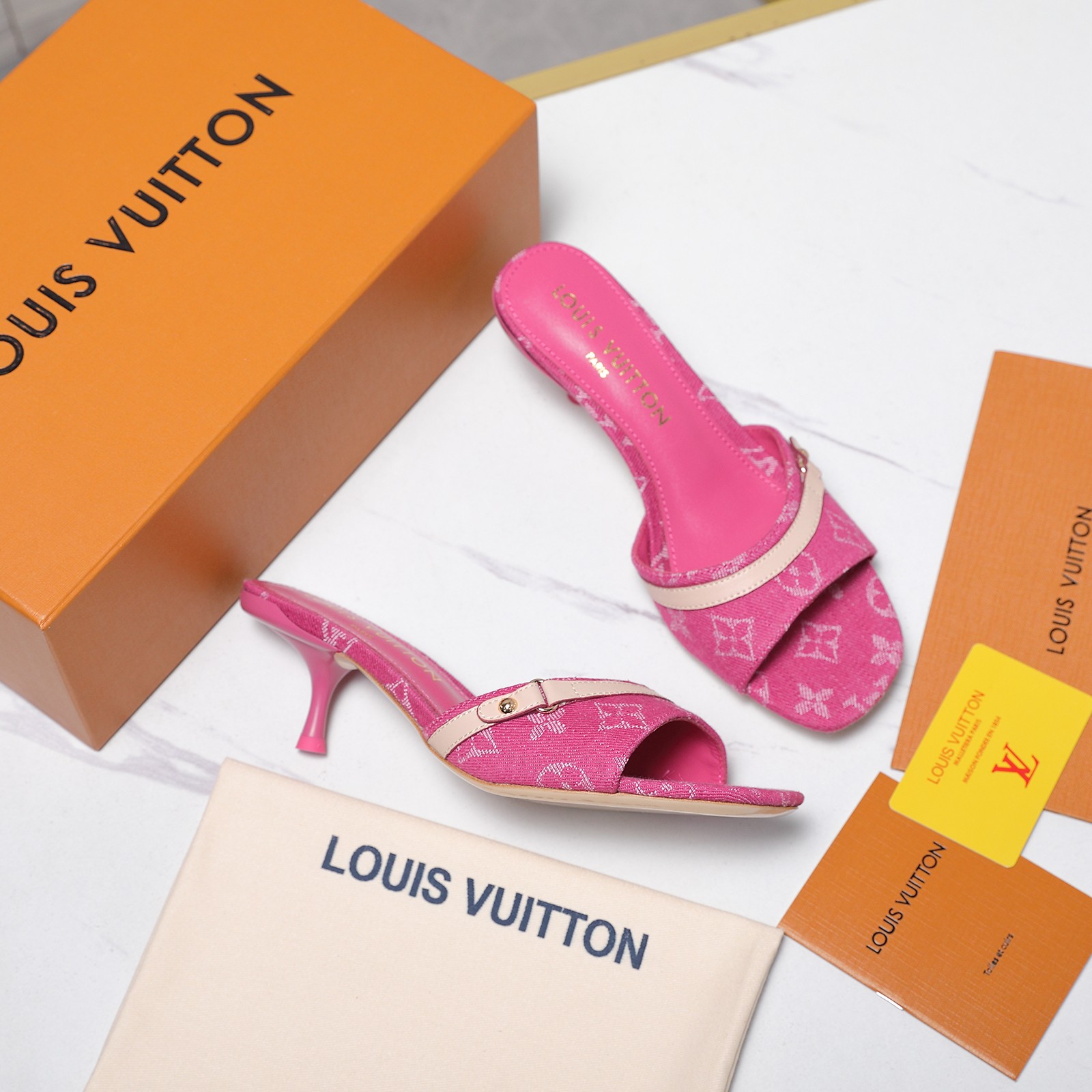 NO:787185,Top version LV | Louis Vuitton 2026 2026 early spring new style medieval style sandals. The counter focuses on the latest cat-heeled slippers. New hard goods —————————— Purchasing level!  Full of high-end feel!  A popular model among bloggers at home and abroad, it is retro, fashionable and looks great on your feet!  The official website's main recommendation★ Original cloth pattern on the upper, imported sheepskin lining on the outsole, original Italian leather outsole, heel height 5.5cm/9.5cm, shoe size: 35-42 (41, 42 customization is not returnable), high heels, louis vuitton, louis vuitton, sandals, high heels, slippers, sheepskin, Leather soles19860909顶级版本LV  | 路易威登 2026 2026早春新款 中古风凉鞋 专柜主打最新款 猫跟拖鞋硬货上新 ——————————— 代购级别！高级感十足！国内外博主刷爆的一款,复古又时髦上脚美炸了！官网主推款★ 鞋面原版布纹 内里进口羊皮里 大底原版意大利真皮大底 跟高5.5cm/9.5cm 鞋码: 35-42（41、42定制不退换）,高跟鞋,louis vuitton,louis vuitton,sandals,high heels,slippers,sheepskin,Leather soles,Women's Shoes