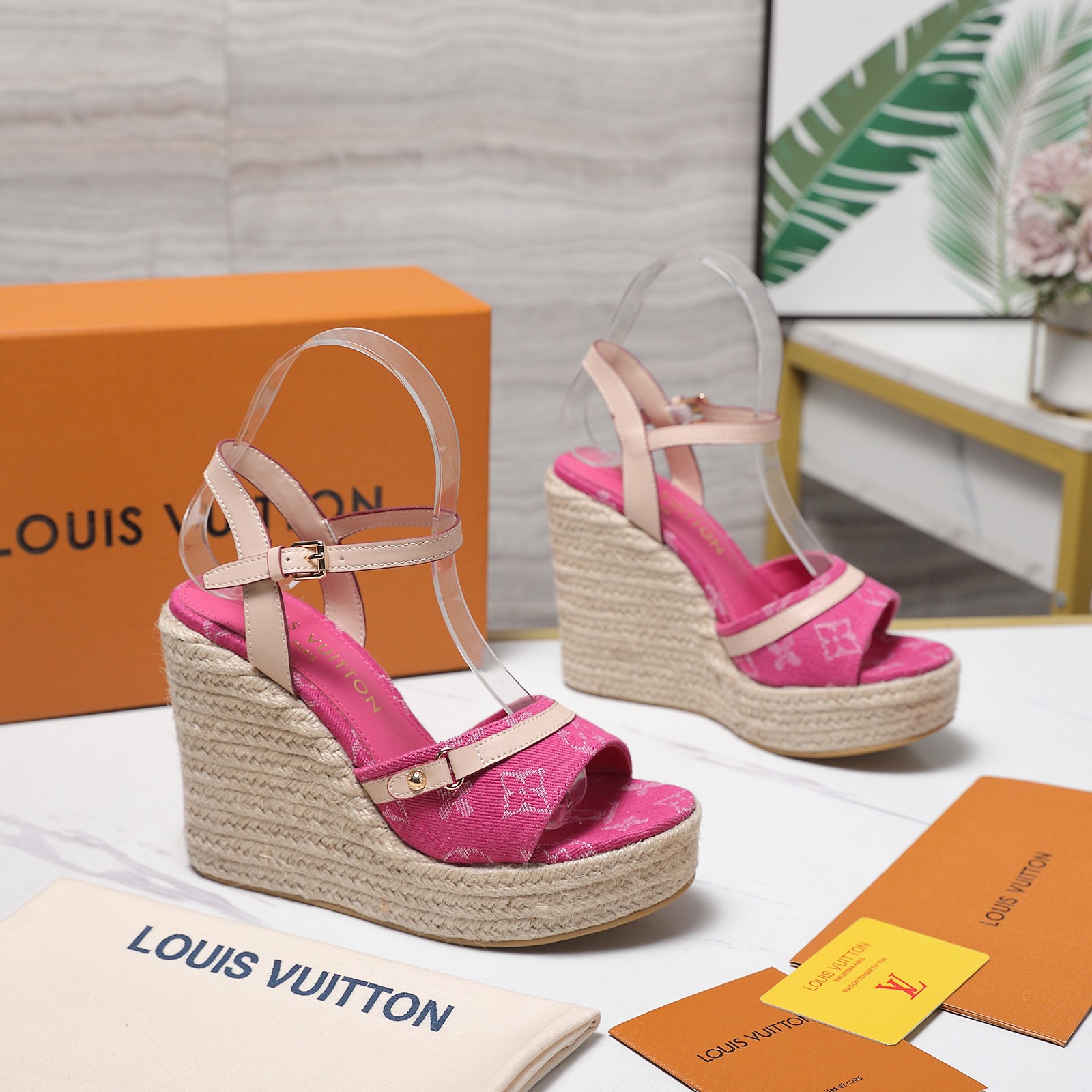 NO:787187,The top version of Lv's latest heel platform sandals. The latest 2026 summer Louis Vuitton/Louis Vuitton women's LV letter hemp rope platform sandals. The Shake open hip design on the back of this V sandal is made of imported calfskin. The bold design color presentation perfectly enhances its modern lines. It is famous for its iconic V-line wide heel and exquisite details with brand letters. Inspired by the iconic opening of the Twist bag, the eternal Louis Vuitton signature elegance  2026 summer must-have for goddesses, the original replica, super comfortable on the feet. Full of queenly temperament. Upper: custom printed leather + rivet decoration, imported sheepskin lining, imported sheepskin foot pads, original open-molded TPR outsole. Heel height 12CM. Standard code 35-42 (custom-made code 41 and 42, non-returnable and non-exchangeable). Comes with original drawer box, high heels, louis vuitton, louis vuitton, louis  vuitton,sandals,high heels,cowhide,sheepskin19860909顶级版本 Lv最新恨天高 坡跟水台凉鞋 2026夏季最新款Louis Vuitton/路易威登女款LV字母麻绳底水台凉鞋,此款V家凉鞋背面的Shake开放式臀部设计由进口小牛皮制成,大胆设计的色彩呈现,完美提升其现代线条,以其标志性的V行宽跟和带有品牌字母的精致细节而著称,灵感来自Twist包的标志性开舍,永恒的路易威登签名优雅 2026夏季女神们的夏季必备款, 原版复刻,脚感超舒适.尽显女王气质 鞋面: 定制印花皮 +铆钉装饰, 内里进口羊皮 垫脚进口羊皮垫脚, 大底原版开模TPR大底 跟高12CM 标准码35-42(41 42码订做 不退不换) 配原版抽屉盒,高跟鞋,louis vuitton,louis vuitton,louis vuitton,sandals,high heels,cowhide,sheepskin,Women's Shoes