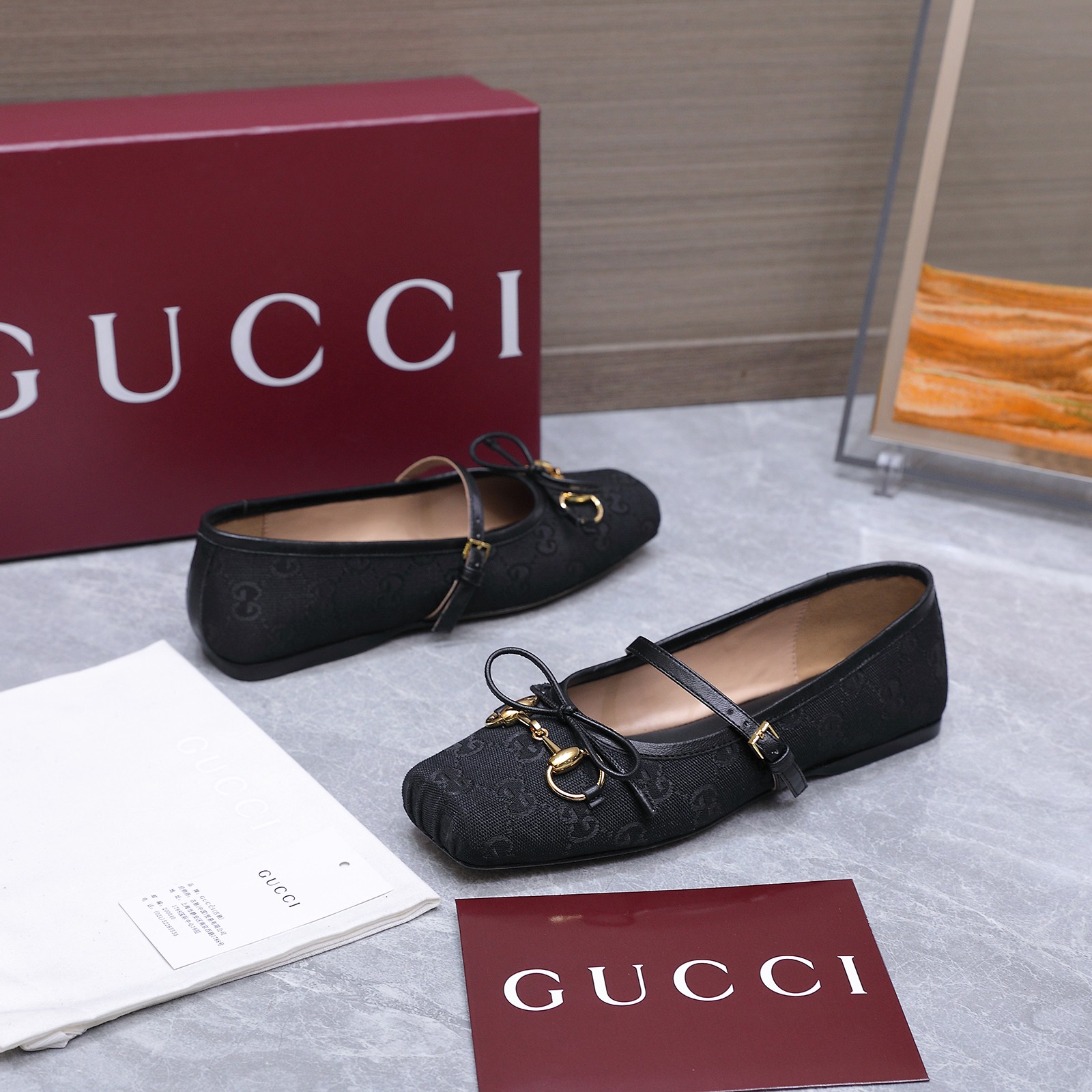 NO:787205,The highest version of Gucci's open-hanging Mary Jane shoes and ballet shoes are here. The original version has a one-to-one last process. It feels comfortable on the feet and has perfect lines. Sabato's first hot style is here!  Although Gucci's early spring cruise is criticized, the latest 26 horsebit buckle Mary Jane shoes have a French retro feel. They are so charming. They are white and elegant. No matter they are paired with skirts or jeans, they have a feminine look. They can walk steadily and make your legs longer. Ballet shoes continue the essence of elegance and convey the hot love. Everyone can't put it down with horse-shaped buckle dancing shoes. Meet everyone's needs.  Vivi's always beautiful and moving soft leather with classic and generous buckles easily presents the romantic style of summer, hiding full red hearts, and overflowing with affection every step of the way. Material: imported original silk/imported sheepskin/imported sheepskin, imported sheepskin lining, original molded horsebit hardware, original leather soles, code number 35-41 (41 42 customized, non-returnable), running price, single shoes, gucci, mary  jane,skirts,jeans,sheepskin,sheep19860909最高版本 Gucci开挂玛丽珍鞋 芭蕾舞鞋来啦 原版一比一套楦工艺 脚感舒适 线条完美 属于 Sabato的第一个爆款来了！虽然Gucci早春cruise这场都在骂 26最新款马衔扣扣显玛丽珍单鞋法式复古感好迷人一眼就相中,显白又显优雅气质~无论是搭配裙装还是牛仔裤都hin有女人味~带的走路稳稳的还能增高显腿长芭蕾舞鞋 延续优雅精髓,传递炙热爱意~马街扣跳舞鞋大家爱不释手.满足大家需求 一贯vivi家唯美动人柔软皮革搭配经典大方扣轻松呈现夏日浪漫风情暗藏饱满红心,步步浓情四溢  材质:进口原版丝绸/进口羊京/进口羊皮 内里进口羊皮 五金原版开模马衔扣 鞋底原版真皮 码数35-41（ 41 42定制 不退换） 跑量价,单鞋,gucci,mary jane,skirts,jeans,sheepskin,sheep,Women's Shoes