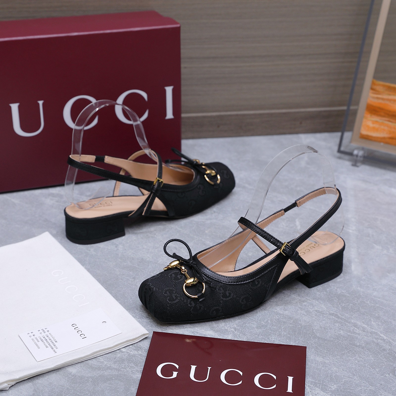 NO:787212,The highest version of the 26Ss spring and summer new Gucci double GG embroidered cloth Marjanes, double G cloth ballet shoes, low-heeled sandals, this new wave of Margenia models directly touch the hearts of girls. The mesh stitching design has a hazy mirror, the pink and tender color is the girl's sweet life, the mysterious gray tone hides the refreshing feeling, and it is matched with the same color lace-up buckle to capture the essence.  Just put it on and it will look like a Disney princess. The matching skirt will make you fly, and the shorts will look sweet and comfortable on your feet. You won’t feel tired even after running around~ ·Adjustable buckles at the ankles to open and close!  The upper is made of double G cloth, the insole is made of sheep leather, the sole is Italian genuine leather, the sole is large, the heel is 1.5cm, the number is 35-39 (40.41.42 is custom-made and cannot be exchanged), the special cabinet is the latest and most secure red packaging, price, sandals, gucci, sandals, skirts, shorts19860909最高版本 26Ss春夏新款Gucci驰古双ＧG刺绣布纹玛珍丽鞋 双G布面芭蕾舞鞋 矮跟后空凉鞋 这波新玛款珍丽直戳接中女仙心 网拼纱接设计自朦带滤胧镜,粉粉嫩嫩是妹甜命本,秘神灰调又藏着清感冷,配搭同色系带扣,把致精拿捏得死死的 穿就上是迪士在尼公逃主既视感,配裙长仙飞到起,搭短裤又甜飒又,脚感也舒巨服,暴走天一都累不～ ·踝部可调搭节扣开合！ 鞋面制定双G布 内垫里脚皮羊 底鞋利大意真皮底大 高跟1.5cm 数码35-39（40.41.42定做不换退） 专配柜新最安拉可红色包装 价格,凉鞋,gucci,sandals,skirts,shorts,Women's Shoes