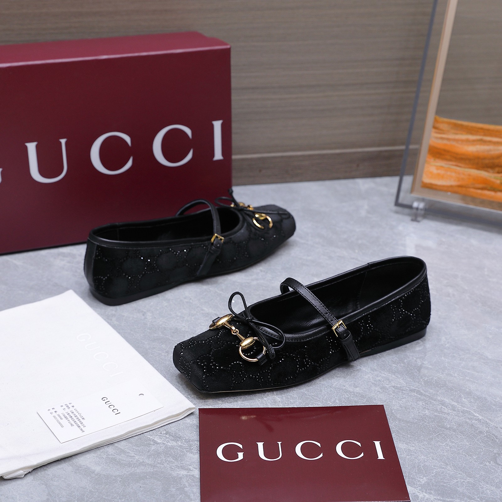 NO:783252,The highest version of Gucci's open-hanging Mary Jane shoes and ballet shoes are here. The original version has a one-to-one last process. It feels comfortable on the feet and has perfect lines. Sabato's first hot style is here!  Although Gucci's early spring cruise is criticized, the latest 26 horsebit buckle Mary Jane shoes have a French retro feel. They are so charming. They are white and elegant. No matter they are paired with skirts or jeans, they have a feminine look. They can walk steadily and make your legs longer. Ballet shoes continue the essence of elegance and convey the hot love. Everyone can't put it down with horse-shaped buckle dancing shoes. Meet everyone's needs.  Vivi's always beautiful and moving soft leather with classic and generous buckles easily presents a summer romantic style, hiding a full red heart, full of love every step of the way. Materials: imported original silk hot diamonds, imported sheepskin lining, original molded horsebit hardware, original leather soles, code number 35-41 (41 42 customized, non-returnable), running price, ballet shoes, gucci, mary jane, skirts, jeans, sheepskin19860909最高版本 Gucci开挂玛丽珍鞋 芭蕾舞鞋来啦 原版一比一套楦工艺 脚感舒适 线条完美 属于 Sabato的第一个爆款来了！虽然Gucci早春cruise这场都在骂 26最新款马衔扣扣显玛丽珍单鞋法式复古感好迷人一眼就相中,显白又显优雅气质~无论是搭配裙装还是牛仔裤都hin有女人味~带的走路稳稳的还能增高显腿长芭蕾舞鞋 延续优雅精髓,传递炙热爱意~马街扣跳舞鞋大家爱不释手.满足大家需求 一贯vivi家唯美动人柔软皮革搭配经典大方扣轻松呈现夏日浪漫风情暗藏饱满红心,步步浓情四溢  材质:进口原版丝绸烫钻 内里进口羊皮 五金原版开模马衔扣 鞋底原版真皮 码数35-41（ 41 42定制 不退换） 跑量价,芭蕾舞鞋,gucci,mary jane,skirts,jeans,sheepskin,Women's Shoes