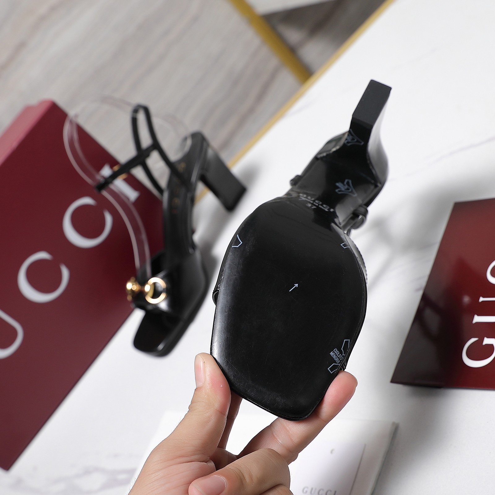 NO:787192,Exclusive new model ~ The highest version of GUCCI spring new saddle strap sandals, catwalk style, original development. The original one-to-one copy of the mid-heel and high-heeled series has been carefully polished for 3 months to ensure comfort. This year's super popular square toe series, Gucci has also started to update this series ~ This year's square toe series is so classic. This shoe is invincible with GUCCI Majie buckle. The newly designed colorful diamond heel is also the finishing touch.  A comfortable, versatile and luxurious shoe that will surely make you fall in love with it ——————————————Material: Imported cow patent leather; Sheepskin lining; Heel height: 7.5cm; Size: 35-42 (40, 41, 42 customized); Price: high heels, gucci, sandals, high heels, sheepskin19860909独家新款～ 最高版本 GUCCI 春季新款马鞍带凉鞋鞋,走秀款,原版开发.原版一比一拷贝中跟 高跟一系列为保证舒适度精心打磨鞋楦3个月之久.今年超流行方头系列,gucci也开始了这个系列的更新了～ 今年的方头系列太经典了 这款鞋搭配GUCCI马街扣简直无敌 新设计的彩钻鞋跟也是画龙点睛之笔 一款舒适白搭又奢华的鞋子,一定会让你穿上就爱上 ——————————————— 材料面料进口牛漆皮 内里内里羊皮 跟高7.5cm 码数35-42（40,41,42订做） 价格:,高跟鞋,gucci,sandals,high heels,sheepskin,Women's Shoes