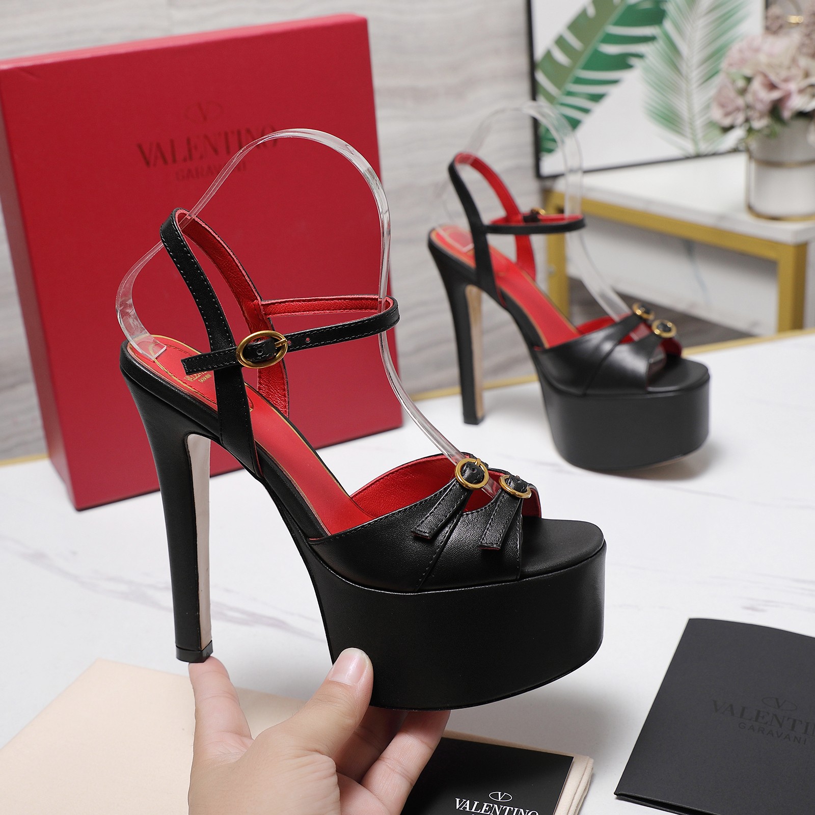 NO:783311,The highest version of Valentino 2026 Paris Fashion Week spring and summer show round toe series of sky-high waterproof patent leather high-heeled sandals. Valentino is a fashion brand originated from Italy. It combines Italian craftsmanship and modern beauty to interpret a new fashion charm. It continues the ultra-high heel design and is favored by well-known overseas bloggers. Tens of millions of fan bloggers love to perform it and sell well at home and abroad. It is out of stock in China. The top version comes in candy-colored colors. Every color is beautiful.  Comes with family-style classic hardware, highly recognizable. Original water platform with high open version. Imported cowhide for the upper. Imported grain sheepskin for the lining. Original custom-made leather outsole for the sole. Water platform 4.5CM. Heel height 15.5CM. Full set of original packaging. Size 35-40. (41.42 customized), high heels and sandals, valentino, valentino, sandals, high heels, cowhide, sheepskin, Leather soles19860909最高版本 Valentino 2026巴黎时装周 春夏秀场款 圆头系列恨天高防水台漆皮高跟凉鞋 Valentino华伦天奴源于意大利的时装品牌, ,融合意大利手工艺和现代美感,演绎全新时尚魅力 延续超高跟设计,深得海外知名博主青睐 千万粉丝博主倾情演绎,畅销海内外 国内已经断货,顶级版本 糖果色配色,每个颜色都是绝美 自带家族式经典五金,辨识度极高 原版水台跟高开版 鞋面进口牛皮 内里进口粒面羊皮 鞋底原版定制真皮大底 水台4.5CM 跟高15.5CM 包装全套原版包装 码数35-40.（41.42订做）,高跟鞋凉鞋,valentino,valentino,sandals,high heels,cowhide,sheepskin,Leather soles,Women's Shoes
