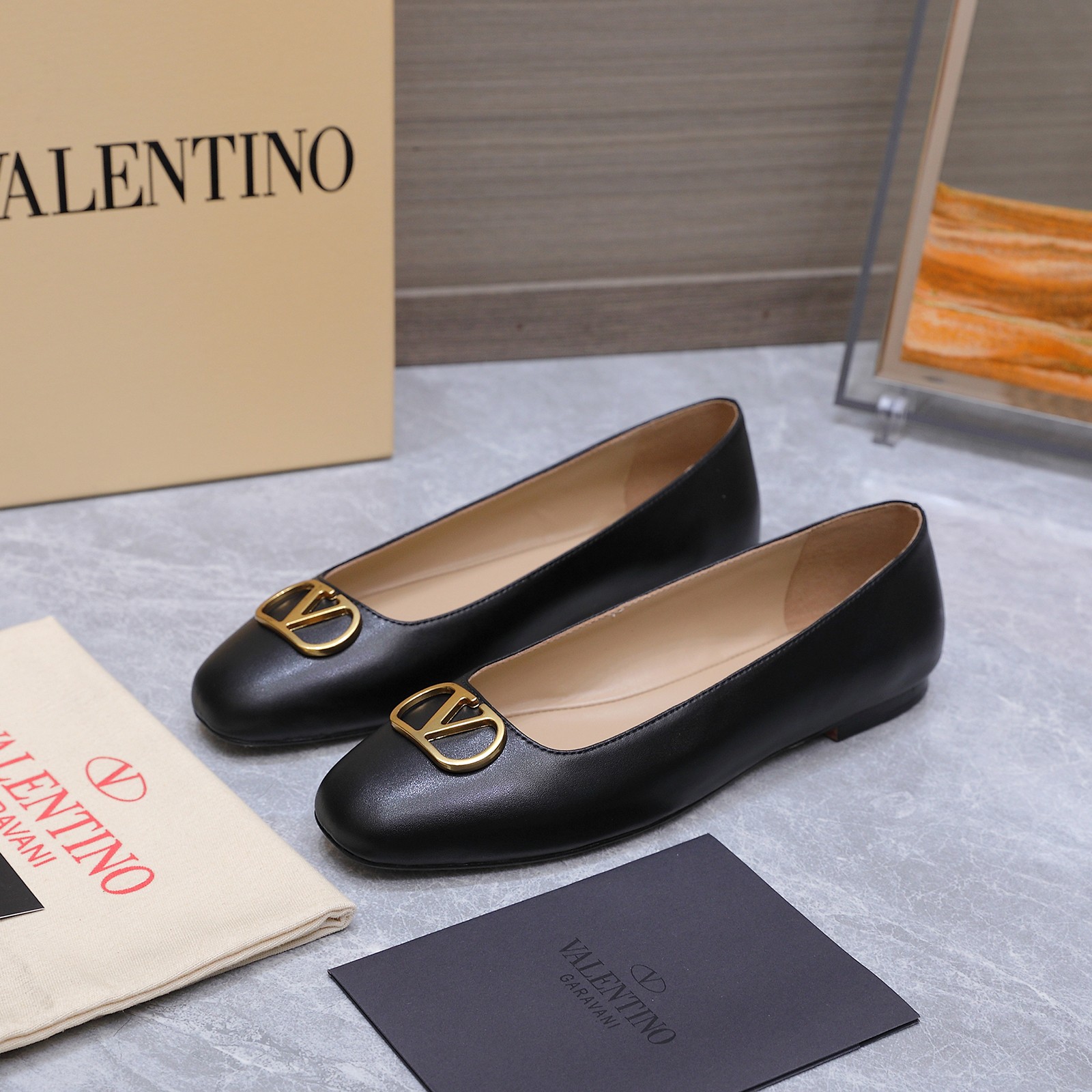 NO:783304,The top version of Valentino flat shoes Va&lenti is a hot model. The latest top packaging package on the official website in 2026, a versatile spring and summer product. The world's most popular series. The latest logo buckle. Perfectly integrated with the personalized toe. The on-foot effect is absolutely perfect. Exclusive private model development, after several months of repeated debugging, the quality will not be compromised!  The texture of the logo is super good, it is versatile and easy to wear. This year’s fashion leader, it is the standard for Internet celebrities. It is full of high-end and super beautiful on the feet. Various colors can be matched as you like, and the version is super pedicure!  High heels make your legs look longer in seconds!  Material imported calfskin, lining sheepskin, padding sheepskin, code number 35-42 (41 42 custom-made, non-returnable), ballet shoes, valentino, cowhide, sheepskin19860909顶级版本 华伦天奴平底单鞋 Va&lenti爆单款 2026官网最新顶级包装配套,春夏百搭靓品 全球最火爆系列 最新logo饰扣 与头个性鞋头完美融合.上脚效果绝对完美 独家私模开发,历经数月反复调试,品质不将就！ logo质感超好,百搭好穿今年时尚搏主,网红标配,高级感满满上脚超级漂亮 各种颜色随心搭配,版型超级修脚！高跟上脚秒变大长腿！ 材质进口小牛皮 内里羊皮 垫脚羊皮 码数35-42（41 42 订做不退换）,芭蕾舞鞋,valentino,cowhide,sheepskin,Women's Shoes