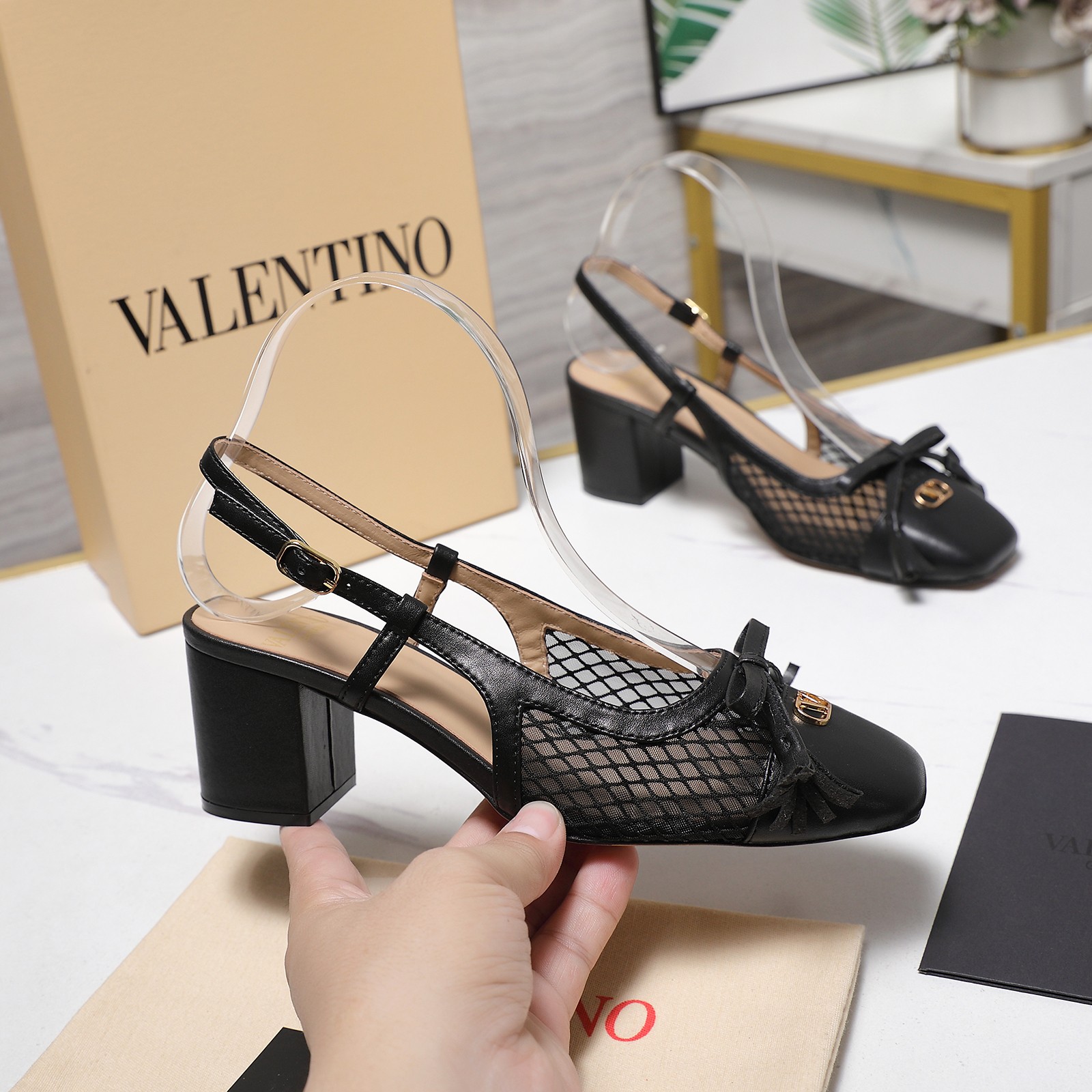 NO:783297,Top version Valentino flat back sandals Va&lenti hot single style 2026 official website latest top packaging matching, versatile spring and summer products The world's most popular series The latest logo buckle perfectly blends with the pointed personalized toe. The on-foot effect is absolutely perfect Exclusive private model development, after months of repeated debugging, the quality will not be compromised!  The texture of the logo is super good, it is versatile and easy to wear. This year’s fashion leader, it is the standard for Internet celebrities. It is full of high-end and super beautiful on the feet. Various colors can be matched as you like, and the version is super pedicure!  High heels make your legs look longer in seconds!  Material original mesh/imported cowhide, sheepskin lining, padding sheepskin, code number 35-42 (41 42 custom-made, non-returnable), sandals, valentino, sandals, cowhide, sheepskin19860909顶级版本 华伦天奴平底后空凉鞋 Va&lenti爆单款 2026官网最新顶级包装配套,春夏百搭靓品 全球最火爆系列 最新logo饰扣 与尖头个性鞋头完美融合.上脚效果绝对完美 独家私模开发,历经数月反复调试,品质不将就！ logo质感超好,百搭好穿今年时尚搏主,网红标配,高级感满满上脚超级漂亮 各种颜色随心搭配,版型超级修脚！高跟上脚秒变大长腿！ 材质原版网面/ 进口牛皮 内里羊皮 垫脚羊皮 码数35-42（41 42 订做不退换）,凉鞋,valentino,sandals,cowhide,sheepskin,Women's Shoes