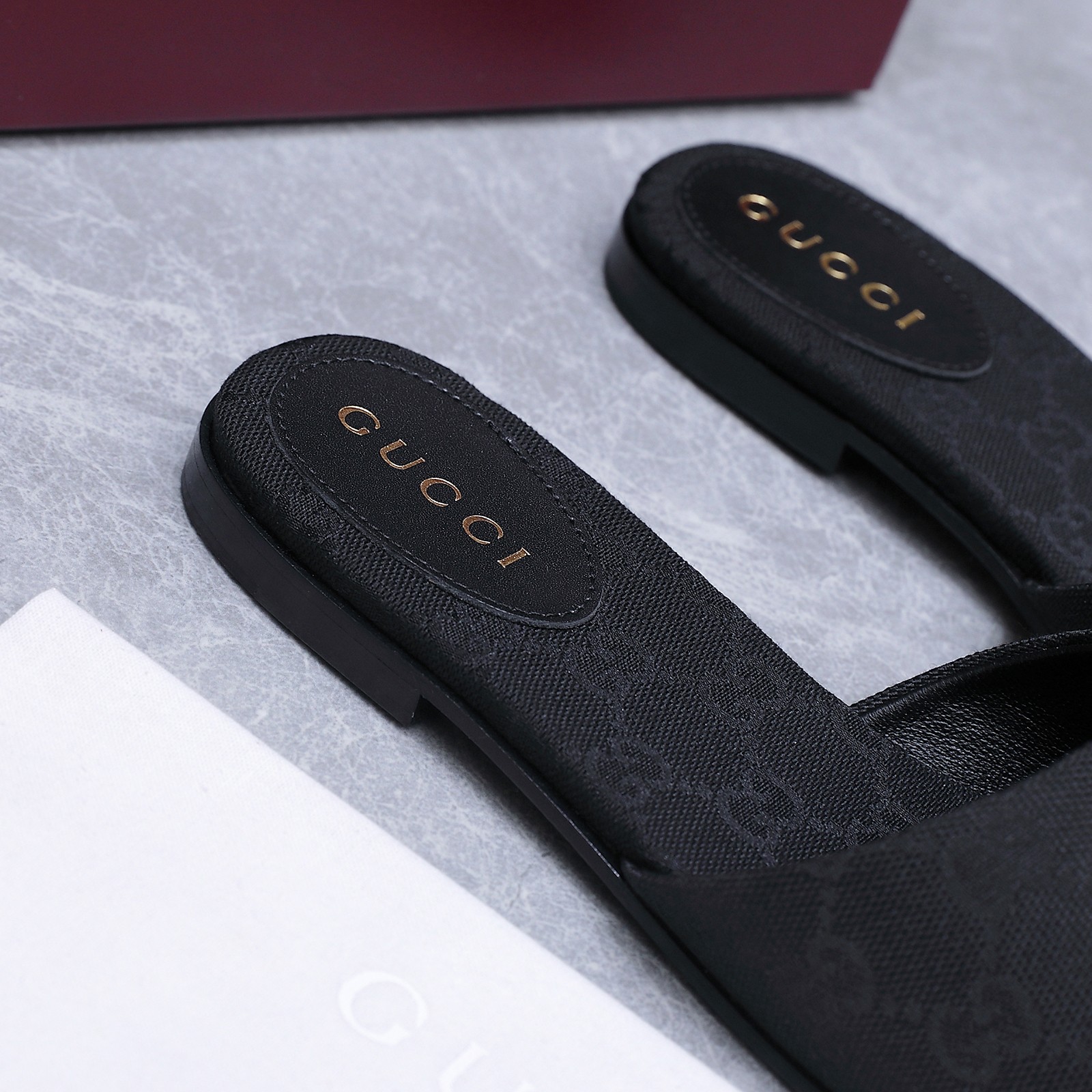 NO:783290,GuCCl high-end boutique, 2056 spring and summer Signora series new low-heeled sandals, double G buckle flat-heeled sandals and slippers, authentic original quality! Every detail has been carefully crafted, and can be compared with ZG, the quality is the same!  Fabric imported washed G G denim/calfskin Dongguan Dachang mold opening hardware double G buckle Inner/foot high-end customized sheepskin lining Heel height 1.0CM Heel cover Outsole Italian genuine leather sole Size 35-42. (40 41 42 customized, non-returnable) Full set of original high-end packaging!  The design of this Signora series of shoes is inspired by the word 'Mrs' in Italian. It uses a simple and neat square toe and a slender and slender block heel to reinterpret the brand's archive sandals, injecting a modern touch into the elegant style of the series. The fish mouth open-toe sandals are made of leather G cloth, and cleverly use design elements such as square round toes and flat heels to create a fashionable retro style. Women's ●Created in Italy  Anchor red full set of high-end original packaging, slippers, gucci, sandals, slippers, cowhide, sheepskin19860909GuCCl高端精品,2056春夏Signora系列新款低跟凉鞋双G扣平跟凉鞋拖鞋 原汁原味原单品质!每个细节皆经过精心细致打造,可与ZG对比一,无二品质！ 面料进口洗水G G丹宁牛仔布/小牛皮 东莞大厂开模五金双G扣 内里／垫脚高端定制羊皮里 跟高1.0CM跟包面皮 大底意大利真皮底 尺码35-42.（40 41 42 定做,不退换） 全套原板高端包装！ 这款Signora系列鞋履的设计灵感源自意大利语中的Mrs”一词,以简约利落的方形鞋头与纤细修长的粗跟换新演绎品牌典藏凉鞋,为系列雅致风尚注入一抹现代气息鱼嘴露趾凉拖鞋采用皮革G布制作,巧妙运用方形圆头和平跟等设计元素演绎时尚复古风范 女款 ●意大利创作 安可拉酒红全套高档原包装,拖鞋,gucci,sandals,slippers,cowhide,sheepskin,Women's Shoes