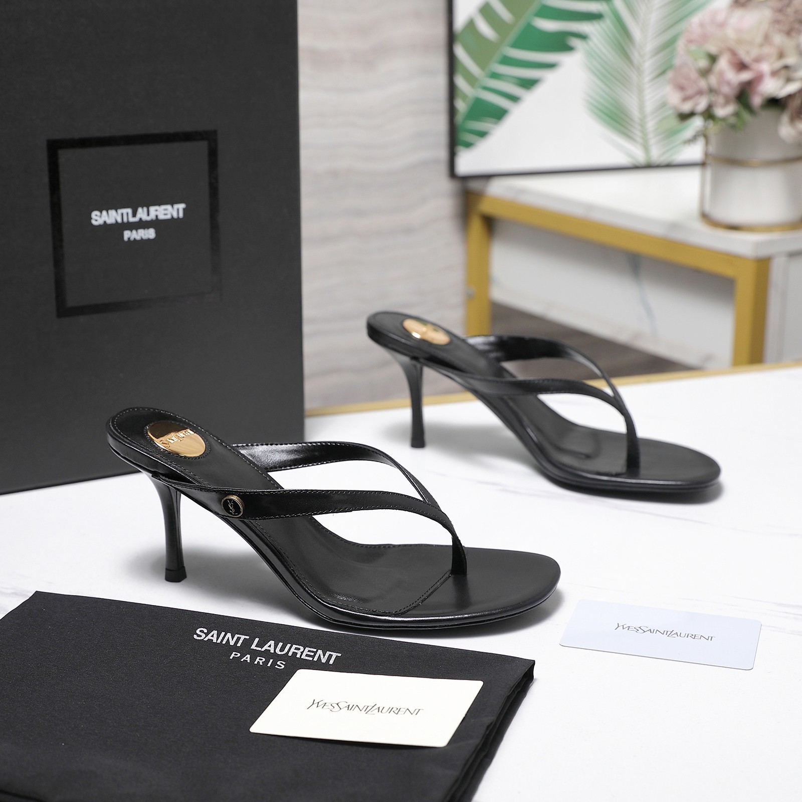 NO:783276,Saint Lauren*YSL Saint Laurent 26WF new product stiletto high-heeled flip-flops neatly integrate French laziness and luxury. The simple flip-flop version is matched with the iconic metal letter heel. It is low-key and self-recognizable, revealing a high-end aura. Selected fine leather, soft and fit the foot. The flip-flop is humanized and polished, and it will not wear your feet for a long time. The neat shoe shape modifies the foot shape and lengthens the leg line.  It can be used for daily outings, vacations, and social occasions. There is no need to deliberately match it, just wear jeans, dresses, and skirts to instantly unlock the sense of relaxation and luxury. This is a pair of light luxury flip-flops that can support all summer looks. Step on the coolness and elegance of YSL and wear it for daily use. The fabric is made of original custom silk, and the lining of the feet is all sheepskin. The Italian imported cowhide outsole has a heel height of 7.5CM.  size35-39 (customized 40/41), split-toe shoes, saint laurent, saint laurent, saint laurent, slippers, skirts, jeans, cowhide, sheepskin, real silk19860909Saint Lauren*YSL圣罗兰26WF新品 细跟高跟夹脚人字拖鞋 将法式慵懒与奢感利落融为一体. 简约夹脚版型搭配标志性金属字母跟 低调中自带辨识度 流露高级气场. 精选细腻皮革 柔软贴合脚面 夹趾处人性化打磨,久穿不磨脚 利落鞋型修饰脚型、拉长腿部线条 日常出街、度假、社交场合皆可驾驭. 无需刻意搭配,牛仔裤、连衣裙 半身裙随手一穿,即刻解锁松弛高级感. 这是一双能撑起夏日所有造型的轻奢人字拖 把YSL的酷飒与优雅 踩在脚下 穿成日常. 面料采用原版定制真丝 内里垫脚均为羊皮 意大利进口牛皮大底 跟高7.5CM size35-39（40/41定制）,分趾鞋,saint laurent,saint laurent,saint laurent,slippers,skirts,jeans,cowhide,sheepskin,real silk,Women's Shoes