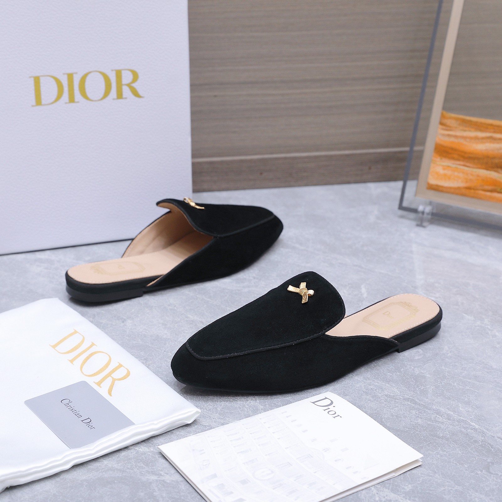 NO:783270,The highest version of Dio*r Dior D-Baby Bow mules, the latest CD letter hardware bow cap toe half slippers and flat sandals. These Baby Bow mules are specially designed by Jonathan Anderson for Dio*r. They are equipped with a fashionable rectangular toe and exquisite gold-finished metal bow decoration. They are carefully made of suede sheep leather, highlighting the ideal balance between comfortable wear and exquisite craftsmanship. They are elegant and fashionable.  Customized cowhide/delicate sheepskin upper, sheepskin lining, Italian grade A genuine leather outsole, buckle, original molded pure copper hardware buckle, code number 35-39 (40.41.42 custom made, non-refundable, non-exchangeable) Price, half drag, dior, dior, slippers, cowhide, sheepskin, sheep, Leather soles19860909最高版本 Dio*r 迪奥 D-Baby Bow穆勒鞋最新CD字母五金蝴蝶结包头半拖鞋平底凉拖鞋 这款 Baby Bow穆勒鞋由乔纳森.安德森(Jonathan Anderson)为 Dio*r倾情打造,搭配时尚的修长方形鞋头和精致的金色饰面金属蝴蝶结装饰.采用绒面羊皮革精心制作,彰显舒适穿感与精湛工艺之间的理想平衡,高雅时髦. 鞋面定制牛皮/细腻羊猄皮 内里垫脚羊皮 鞋底意大利A级真皮大底 饰扣原版开模纯铜五金扣 码数35-39(40.41.42定做不退不换） 价格,半拖,dior,dior,slippers,cowhide,sheepskin,sheep,Leather soles,Women's Shoes