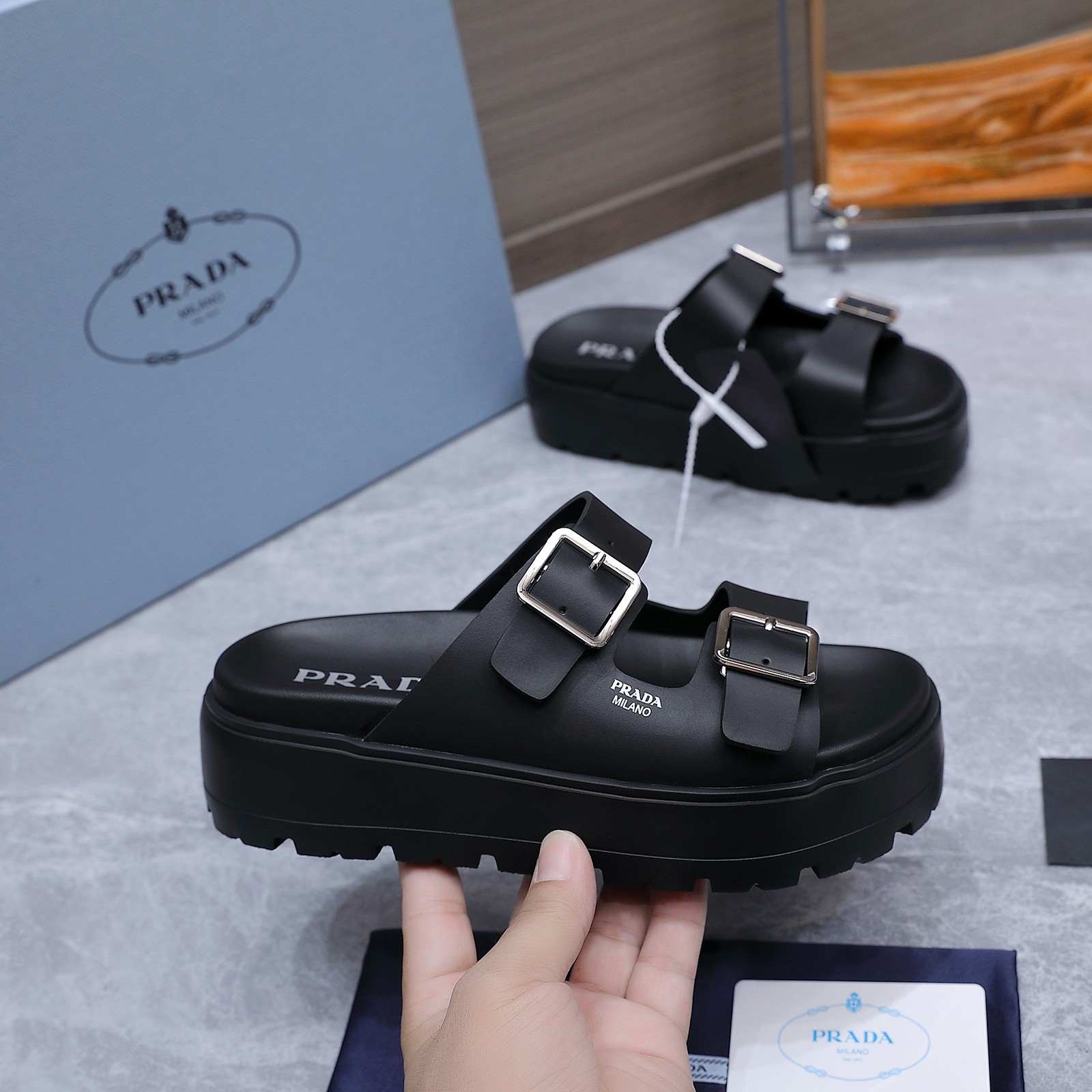 NO:783251,PRADA's 2026 vs spring and summer popular sandals series... [Thick-soled double-button sandals] The original 1:1 customization, this year's most fashionable and popular retro British style, simple and elegant, all styles are good-looking, the platform thick soles are slim**, very comfortable, fashionable and versatile... Many Internet celebrities have worn these platform round-toe platform shoes this year. They are very popular this year, and they can be worn (**) casually. Fabric: Customized imported calfskin Lining: Customized imported sheepskin  Outsole: Original molded ultra-light outsole Bottom thickness: 5.5cm Size: 35-40 Packaging: Original full set of packaging Color: Official website updated simultaneously, slippers, prada, prada, sandals, slippers, sheepskin19860909出 PRADA普拉达2026vs春夏爆款凉鞋系列……【厚底双扣凉拖】 原版1:1定制,今年最潮最流行复古英伦风,简约大气,款款都好看,松糕厚底显瘦**,非常舒适,时尚百搭…… 众多网红上脚,这款松糕圆头厚底鞋今年非常爆,穿上（**）休闲两不失误 面料:定制进口小牛皮 内里:定制进口羊皮 大底:原版开模超轻大底 底厚:5.5cm 码数:35-40 包装:原版全套包装 颜色:官网同步更新,拖鞋,prada,prada,sandals,slippers,sheepskin,Women's Shoes