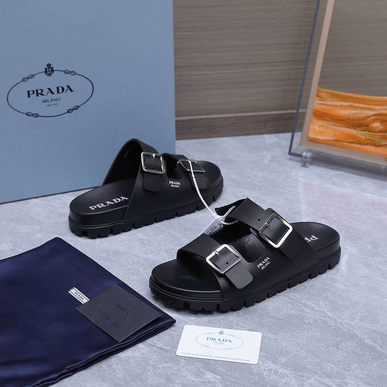 NO:783258,PRADA's 2026 vs spring and summer popular sandals series... [Thick-soled double-button sandals] The original 1:1 customization, this year's most fashionable and popular retro British style, simple and elegant, all styles are good-looking, the platform thick soles are slim**, very comfortable, fashionable and versatile... Many Internet celebrities have worn these platform round-toe platform shoes this year. They are very popular this year, and they can be worn (**) casually. Fabric: Customized imported calfskin Lining: Customized imported sheepskin  Outsole: Original molded ultra-light outsole Bottom thickness: .2.5cm Size: 35-40 Packaging: Original full set of packaging Color: Official website updated simultaneously, slippers, prada, prada, sandals, slippers, sheepskin19860909出 PRADA普拉达2026vs春夏爆款凉鞋系列……【厚底双扣凉拖】 原版1:1定制,今年最潮最流行复古英伦风,简约大气,款款都好看,松糕厚底显瘦**,非常舒适,时尚百搭…… 众多网红上脚,这款松糕圆头厚底鞋今年非常爆,穿上（**）休闲两不失误 面料:定制进口小牛皮 内里:定制进口羊皮 大底:原版开模超轻大底 底厚:.2.5cm 码数:35-40 包装:原版全套包装 颜色:官网同步更新,拖鞋,prada,prada,sandals,slippers,sheepskin,Women's Shoes