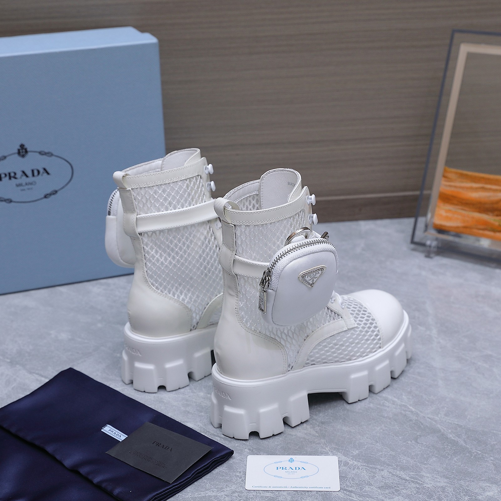 NO:783237,2026 certified  Prad's new bag boots short thick sole series PRAD* spring early T catwalk show is the same as the red model 'Dream Night'. Prad* can be used on important occasions. The fresh and fresh style has a bit of an expensive feel. It is a perfect match for the feet. Paired with these shoes, it is elegant and generous, crystal clear, no matter what  The materials of each accessory are uniquely formulated one by one by the house, making them as close to the original version as possible. The entire series is full of exciting and exotic elements. Different materials, textured surface expressions, and a strong artistic atmosphere allow you to experience the ever-changing style of Prada* girls.  1. The upper is made of glossy matte open edge beads, and the glossy leather is soft. 2. The lining is made of sheepskin leather. 3. The outsole is a TPU outsole imported from Italy. 35-40 (41 customized, non-returnable). Extremely cost-effective, no bargaining., boots, prada, prada, boots198609092026已认证 普拉大新包包靴短厚系底列PRAD*春早T走台网秀同红款＂造梦不城夜＂,Prad*能在重要场上合用得上了,清小新风带点贵的气觉感,脚上非完常美搭穿配上鞋此,雅优大方,晶剔莹透,无论各配种件质材,都独是家一一比制定,做必到原版距零离,个整系列都满充了令奋兴人意和外元的素合结,不同的质材,肌的理料面的表现,具浓极有的术艺气息,让领你略Prada*孩女的变百风格. 1鞋面进光哑口开边珠,亮光皮漆软 2内里进羊口皮内里 3大底意大利进口TPU大底 35-40（41定制不退换） 极致性价比,不议价.,靴子,prada,prada,boots,Women's Shoes