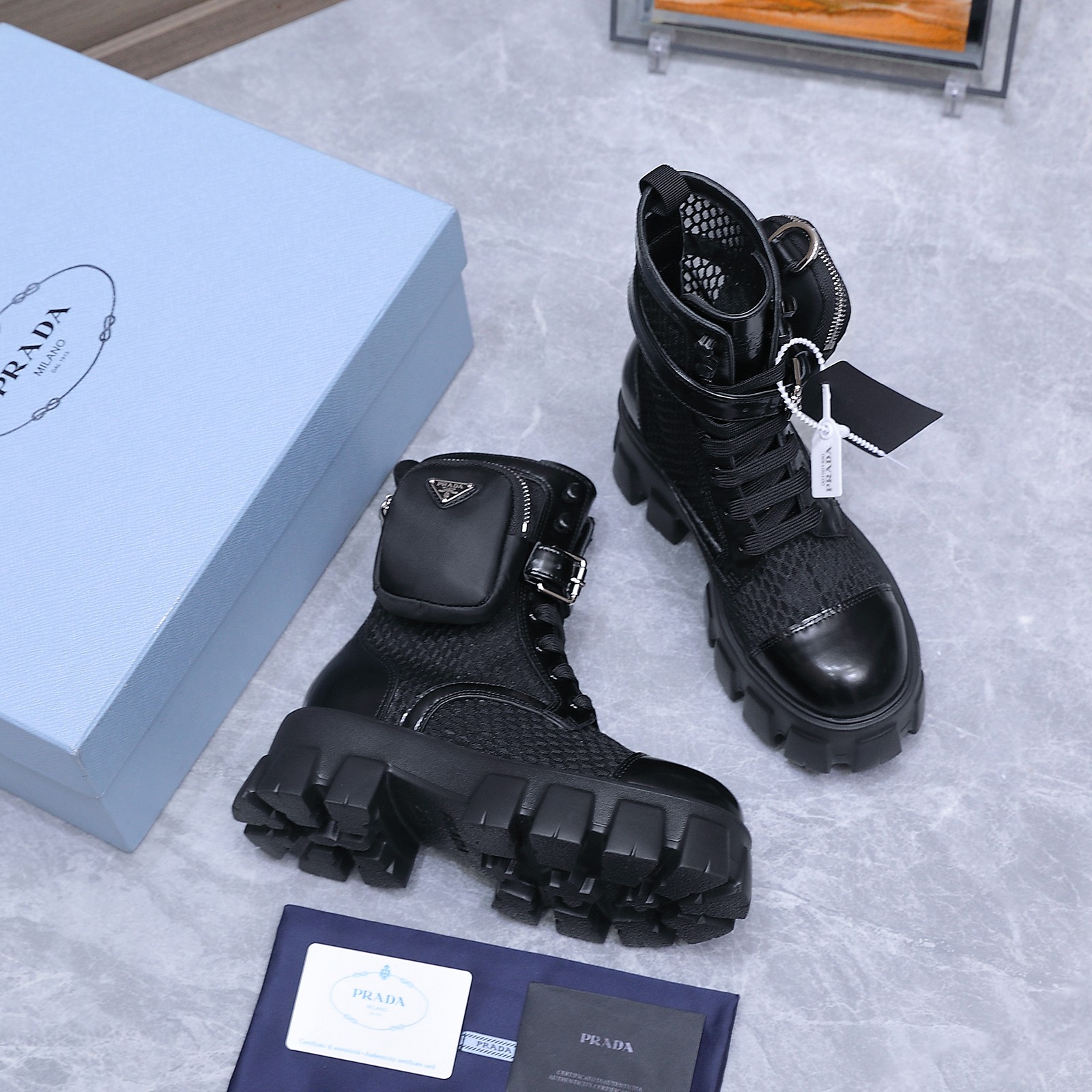NO:783244,26 certified  Prad's new bag boots short thick sole series PRAD* spring early T catwalk show is the same as the red model 'Dream Night'. Prad* can be used on important occasions. The fresh and fresh style has a bit of an expensive feel. It is a perfect match for the feet. Paired with these shoes, it is elegant and generous, crystal clear, no matter what  The materials of each accessory are uniquely formulated one by one by the house, making them as close to the original version as possible. The entire series is full of exciting and exotic elements. Different materials, textured surface expressions, and a strong artistic atmosphere allow you to experience the ever-changing style of Prada* girls.  1. The upper is made of glossy matte open edge beads, and the glossy leather is soft. 2. The lining is made of sheepskin leather. 3. The outsole is a TPU outsole imported from Italy. 35-40 (41 customized, non-returnable). Extremely cost-effective, no bargaining., boots, prada, prada, boots1986090926已认证 普拉大新包包靴短厚系底列PRAD*春早T走台网秀同红款＂造梦不城夜＂,Prad*能在重要场上合用得上了,清小新风带点贵的气觉感,脚上非完常美搭穿配上鞋此,雅优大方,晶剔莹透,无论各配种件质材,都独是家一一比制定,做必到原版距零离,个整系列都满充了令奋兴人意和外元的素合结,不同的质材,肌的理料面的表现,具浓极有的术艺气息,让领你略Prada*孩女的变百风格. 1鞋面进光哑口开边珠,亮光皮漆软 2内里进羊口皮内里 3大底意大利进口TPU大底 35-40（41定制不退换） 极致性价比,不议价.,靴子,prada,prada,boots,Women's Shoes