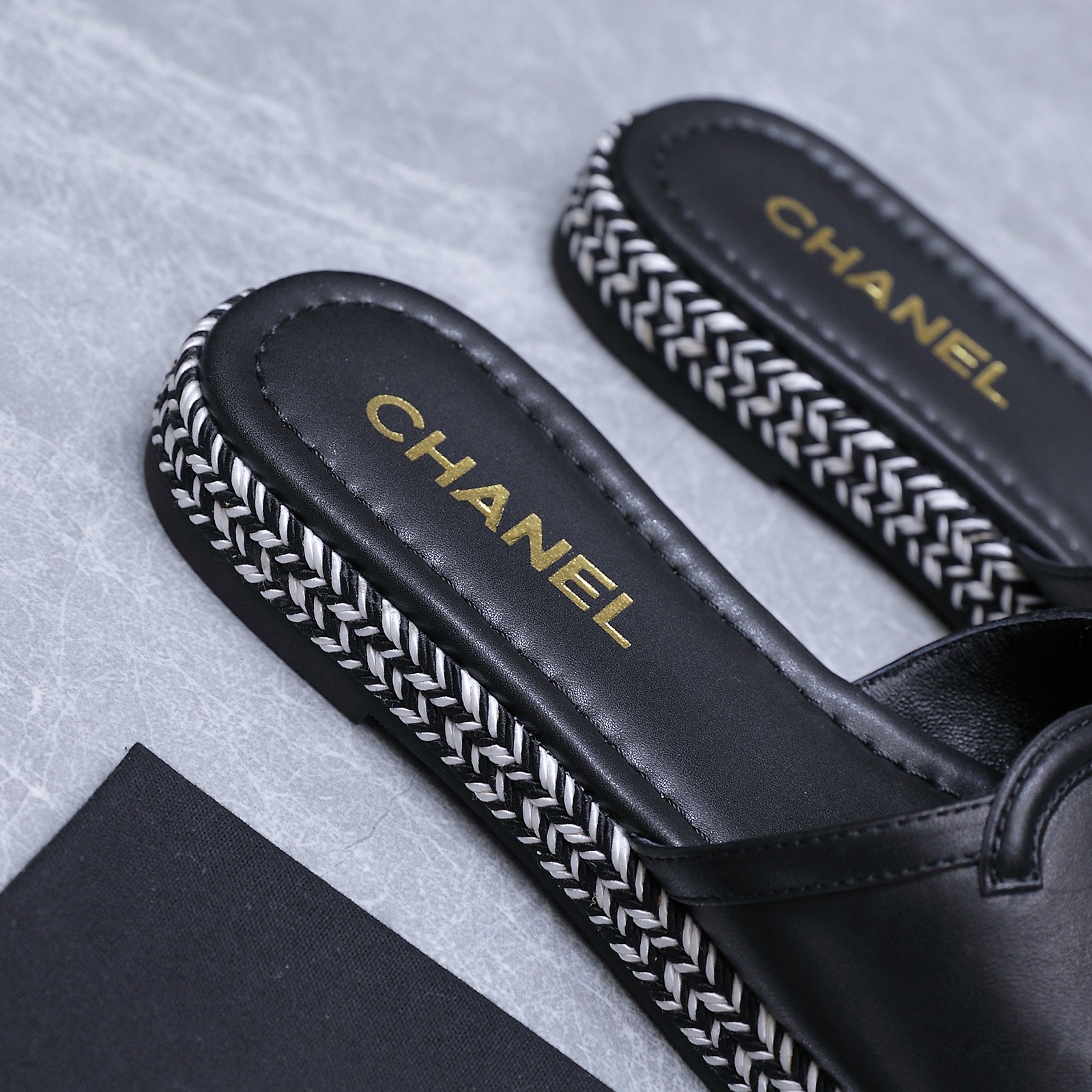 NO:783228,: 'Exclusive top version' CHANE*L Xiaoxiang 2026 vs early spring counter fashion sandals series... [Round-head embossed sandals] Ms. Chanel loves simple and irresistible styles. The combination shows a unique dressing style, free mix and match to shine in place and follow the fashionable pace of Grandma Tongxiang!  !  !  The top-notch craftsmanship and texture are perfectly presented. No matter any details, you can compare them with the counters. You can enter and exit the counters at will with the best quality goods!  !  Fabric: Original customized sheepskin/embossed craftsmanship Lining: Original customized sheepskin Foot pads: Original customized sheepskin Outsole: Original customized leather outsole Heel height: 1.0cm Size: 35-39 (40.41 customization is non-returnable) Packaging: Original full set of packaging Color: Official website updated simultaneously, slippers, chanel, chanel, sandals, slippers, sheepskin, Leather soles19860909: 《独家顶级版本》  CHANE*L小香2026vs早春专柜时装凉鞋系列……【圆头压花凉拖】  香奈儿女士钟爱简约又难以抗拒系 搭配展现与众不同的穿搭风格、自由混搭闪耀到位跟紧香奶奶时尚步伐！！！ 顶级工艺质感完美呈现,无论任何细节均可对比专柜,最好级别的顶级货,随意进出专柜！！ 面料: 原版定制羊皮/压花工艺 内里: 原版定制羊皮 垫脚: 原版定制羊皮 大底: 原版定制真皮大底 跟高: 1.0cm 码数: 35-39（40.41定制不退换） 包装: 原版全套包装 颜色: 官网同步更新,拖鞋,chanel,chanel,sandals,slippers,sheepskin,Leather soles,Women's Shoes