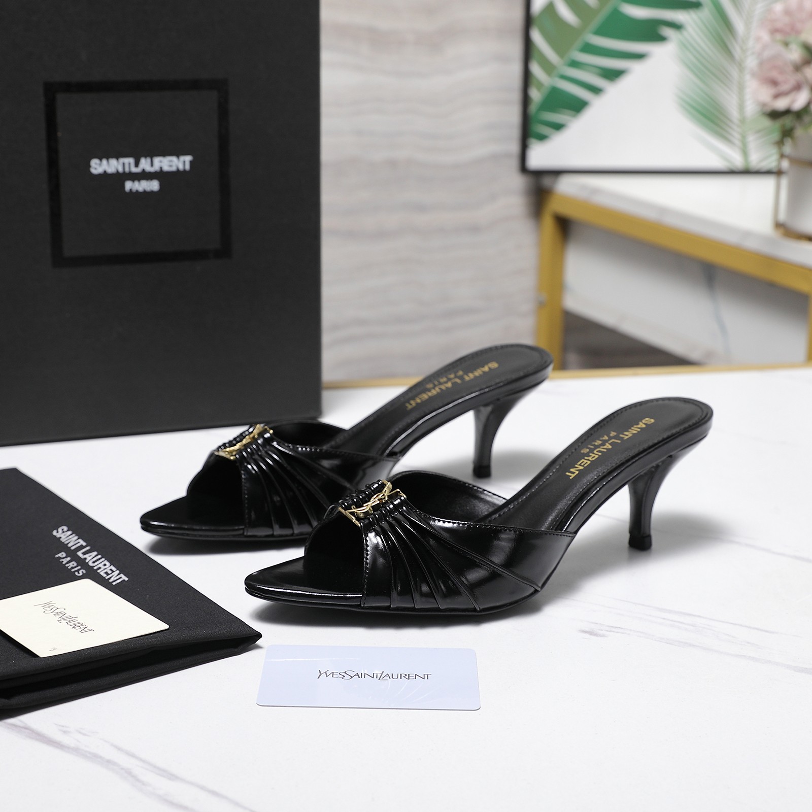 NO:783220,SAINT LAUREN* Saint Laurent 24/ Monogram high-heeled fish-mouth slippers. How can a YSL woman live without a pair of good-looking high-heeled shoes? Classic design, fashion heritage. YSL designers perfectly blend classic and modern to create this simple yet stylish leather high-heeled slippers. Each pair of high-heeled slippers is a tribute to the YSL brand spirit and a profound interpretation of fashion aesthetics.  Zhibu's elegant lines, showing charming and smooth line design, paired with just the right high heels, can not only lengthen your leg lines, but also exude elegance with every step you take. Whether it is daily travel or special occasions, YSL leather high-heeled slippers can perfectly complement your style. Zhibu's multi-functional matching, fashionable and changeable. The versatility of this high-heeled slipper allows it to be easily matched with various clothing.  Whether it is casual jeans or an elegant evening dress, YSL leather high-heeled slippers can be perfectly integrated and show your changeable fashion attitude.  Original cowhide for the upper, cowhide lining, heel height 5.5cm, Size#35-41 (40/41 customized, non-refundable), price based on quantity, high heels and slippers, saint laurent, saint laurent, saint laurent, high heels, slippers, jeans, cowhide19860909SAINT LAUREN* 圣罗兰24/ Monogram高跟鱼嘴拖鞋 成为 YSL的女人怎么离得开一双好穿的高跟鞋 经典设计,时尚传承 YSL的设计师们将经典与现代完美融合,打造出这款简约而不失格调的皮革高跟拖鞋. 每一双高跟拖鞋都是对YSL品牌精神的致敬,也是对时尚美学的深刻诠释. 芝步优雅线条,展现魅力流畅的线条设计,搭配恰到好处的高跟,不仅能够拉长腿部线条,更能让你的每一步都散发出优雅的气质. 无论是日常出行还是特殊场合,YSL皮革高跟拖鞋都能完美衬托你的风采. 芝步多功能搭配,时尚多变这款高跟拖鞋的多功能性,让它能够轻松搭配各种服饰. 无论是休闲的牛仔裤,还是优雅的晚礼服,YSL皮革高跟拖鞋都能完美融入,展现出你多变的时尚态度． 鞋面原版牛皮 内里牛皮 跟高5.5cm Size#35-41（40/41定制不退换） 跑量价,高跟鞋拖鞋,saint laurent,saint laurent,saint laurent,high heels,slippers,jeans,cowhide,Women's Shoes