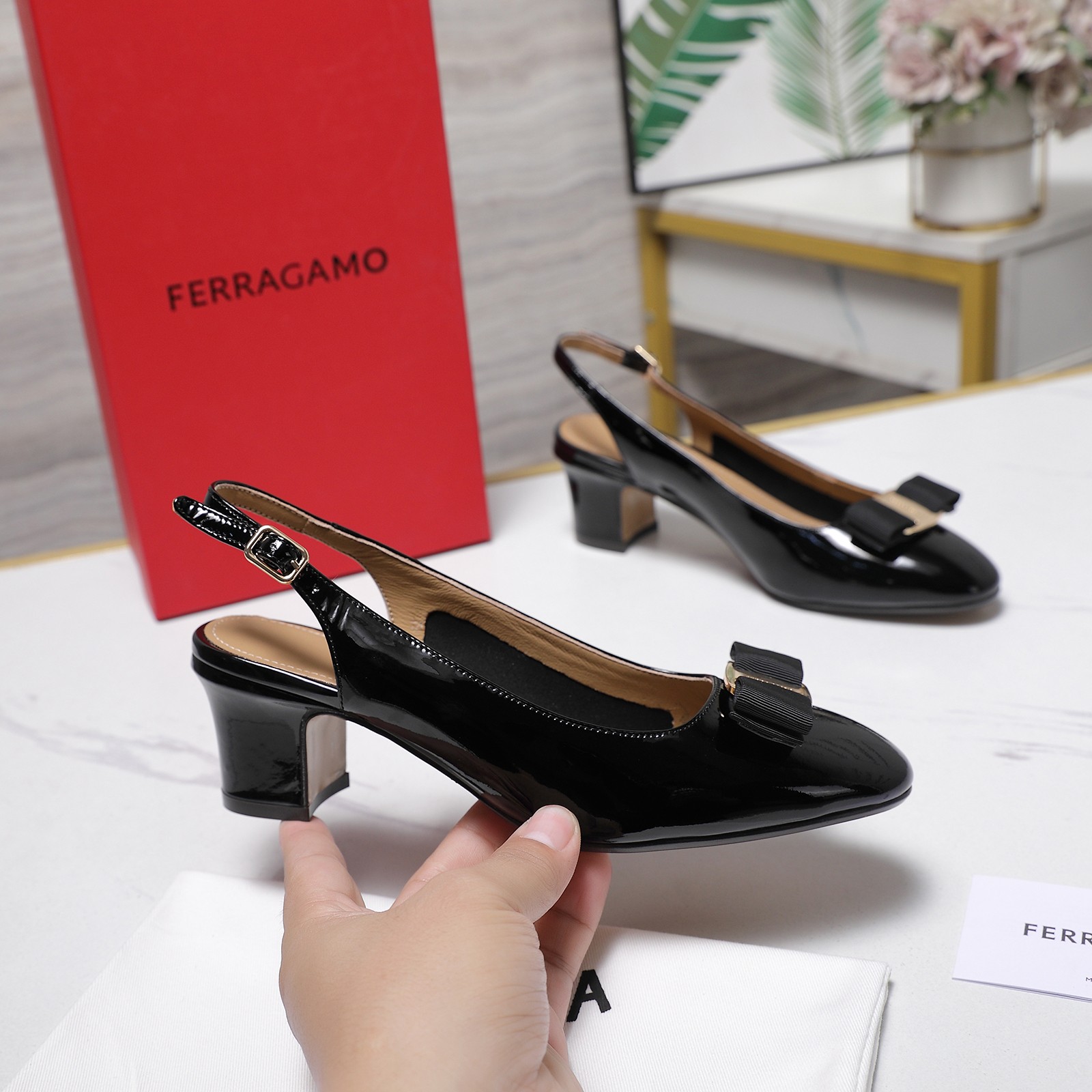 NO:783205,High-quality salvatore Ferragamo counter 26 early spring series new iconic bow hardware buckle thick heel back sandals are reinterpreted in a solid color design and decorated with the iconic Vara bow. They are essential shoes suitable for attending various occasions. The shoe shape has smooth lines and an awesome version. It is comfortable on the foot. It increases height, slims down and lengthens the leg line!  The upper is made of calf open edge beads, the lining is made of sheepskin, and the genuine leather outsole imported from Italy. Heel height: 5.5cm. Optional. Size: 35-42 (40/41/42 customized, non-returnable). Comes with original packaging. Price, sandals, louis vuitton, ferragamo, ferragamo, sandals, sheepskin, Leather soles19860909高品质 salvatore Ferragamo菲拉格慕专柜26早春系列新品标志性蝴蝶结五金扣粗跟后空凉鞋单鞋以纯色设计重新演绎饰有标志性Vara蝴蝶结是适合出席各类场合的必备鞋款 鞋型线条流畅 版型超赞 上脚舒适.增高.显瘦.拉长腿部线条！ 鞋面采用小牛开边珠 内里垫脚羊皮 意大利进口真皮大底  跟高:5.5cm可选 码数:35-42（40/41/42定做不退换） 配原版包装 价格,凉鞋,louis vuitton,ferragamo,ferragamo,sandals,sheepskin,Leather soles,Women's Shoes