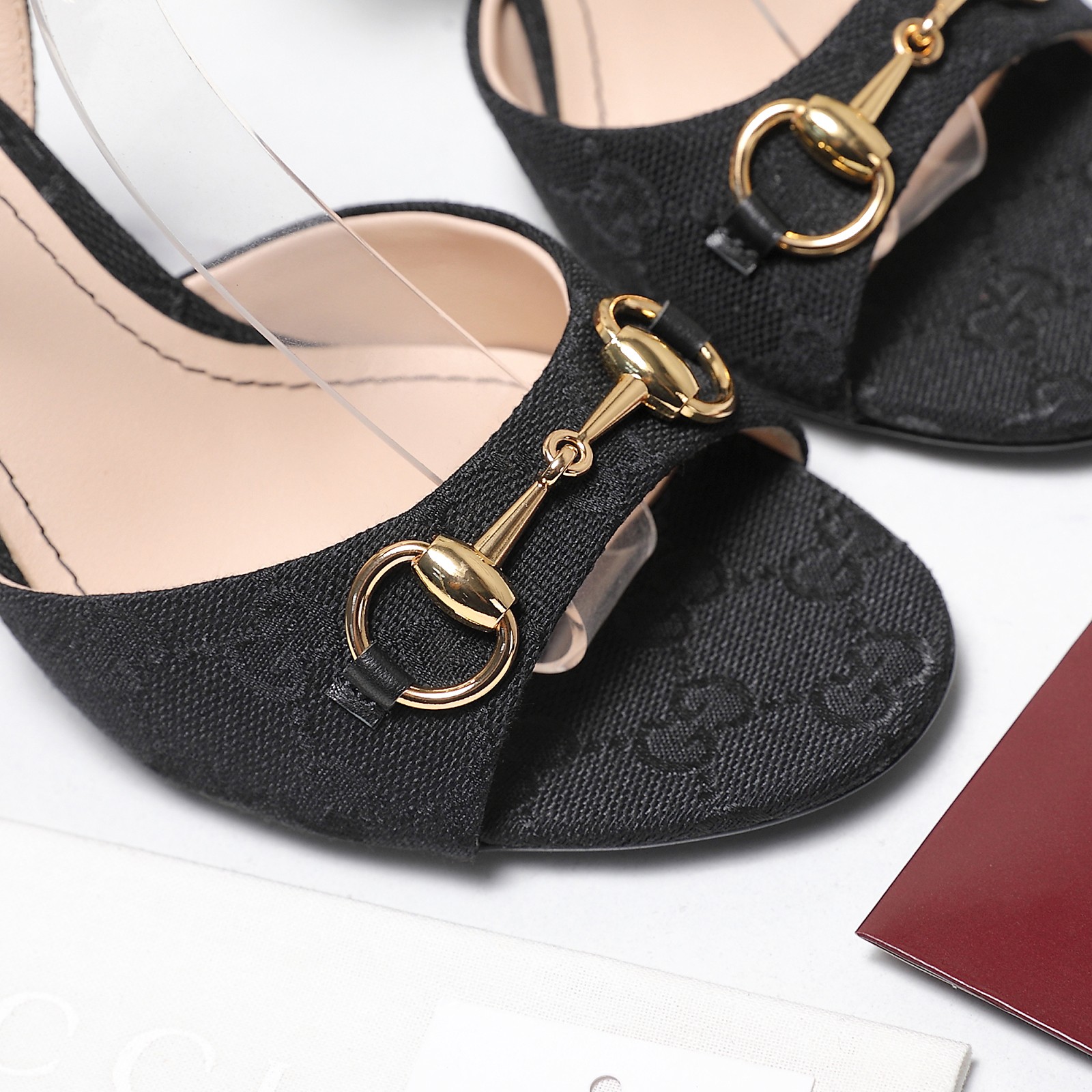 NO:783197,Exclusive new model ~ The highest version of GUCCI's new spring sandals, catwalk style, original development. The original one-to-one copy of the mid-heel and high-heeled series has been carefully polished for three months to ensure comfort. This year's super popular square toe series, Gucci has also started to update this series ~ This year's square toe series is so classic. This shoe is invincible with GUCCI Majie buckle. The newly designed colorful diamond heel is also the finishing touch.  A comfortable, versatile and luxurious shoe that will surely make you fall in love with it ——————————————Materials and fabrics Imported cow patent leather/cowhide/double G cloth pattern Sheepskin lining Heel height 8.5cm Size 35-42 (40, 41, 42 customized), high heels and sandals, gucci, sandals, high heels, cowhide, sheepskin19860909独家新款～ 最高版本 GUCCI 春季新款凉鞋,走秀款,原版开发.原版一比一拷贝中跟 高跟一系列为保证舒适度精心打磨鞋楦3个月之久.今年超流行方头系列,gucci也开始了这个系列的更新了～ 今年的方头系列太经典了 这款鞋搭配GUCCI马街扣简直无敌 新设计的彩钻鞋跟也是画龙点睛之笔 一款舒适白搭又奢华的鞋子,一定会让你穿上就爱上 ——————————————— 材料面料进口牛漆皮/牛皮/双G布纹 内里内里羊皮 跟高8.5cm  码数35-42（40,41,42订做）,高跟鞋凉鞋,gucci,sandals,high heels,cowhide,sheepskin,Women's Shoes