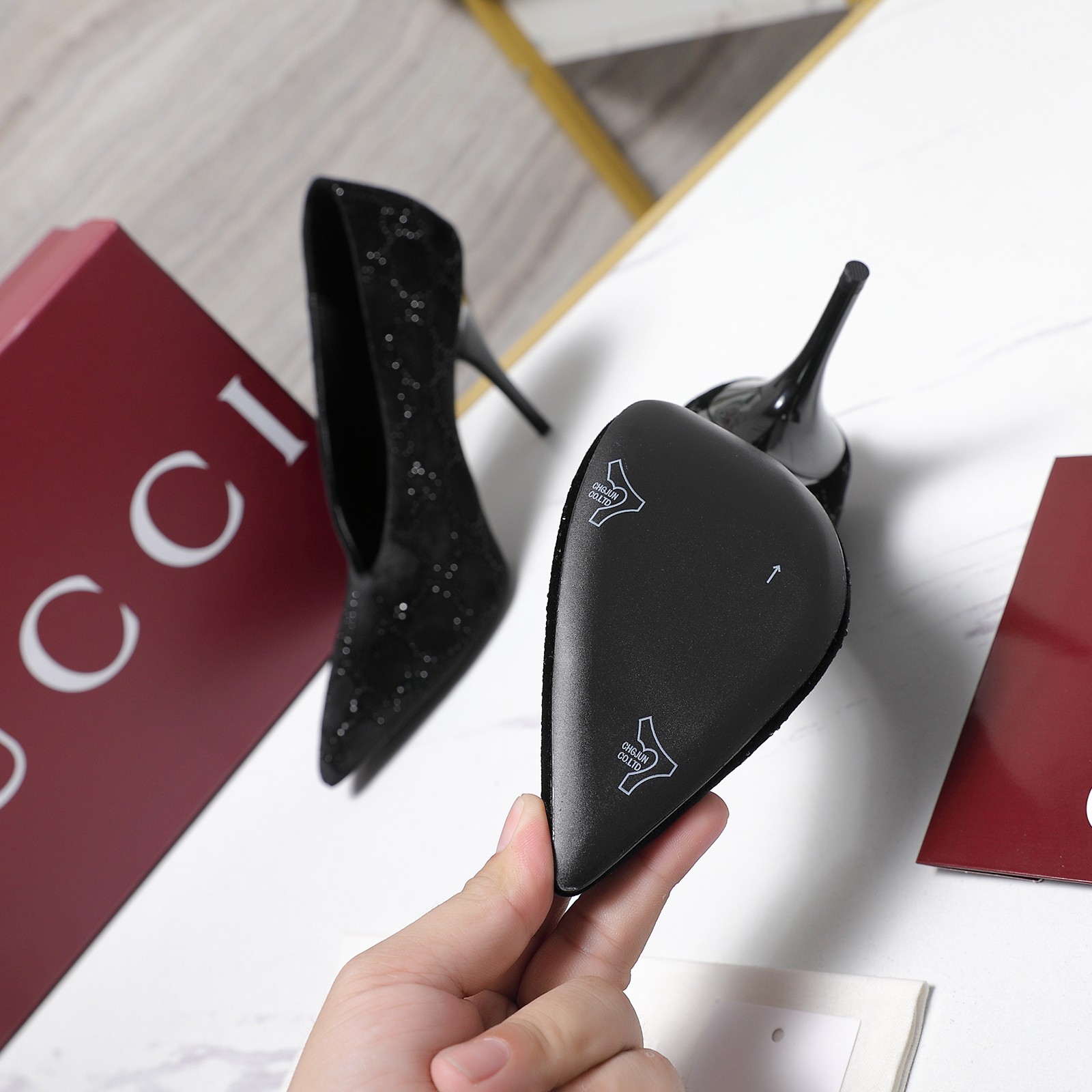 NO:783179,The highest version of Gucci!  ／2026 summer new model, purchasing agent level, top quality!  Purchase the original version and get a 1:1 top-quality replica!  The material is the same as the Y version. It is quite textured and can be compared with ZG. This high-heeled sandal has now become a classic item of the brand. The chain diamond buckle, a collection element inspired by the initials of Mr. GuccioGucci, injects brand connotation into this shoe. The brand uses different textures and colors to inject modern essence into the classic slippers. It is simply too classic to match the chain with diamond decoration. The fabric is made of imported velvet hot diamonds, the lining is imported sheepskin, and the heel height is 10.5. The outsole is Italian genuine leather.  Code number 35-41 (41.42 customized) Full set of original packaging!  price,semi-slip high heels,gucci,sandals,high heels,slippers,sheepskin,Leather soles19860909Gucci最高版本！ ／2026夏季新款 代购级别,顶级品质！ 原版购入1:1顶级复刻！ 材质和Y版一致 相当有质感 可以对比ZG无差距 这款高跟凉鞋现已成为品牌经典单品,灵感源自GuccioGucci先生姓名首字母缩写的典藏元素链条钻扣为这款鞋履注入品牌内涵.·品牌运用不同织纹和配色在经典拖鞋中注入现代精髓.搭配上链条镶钻饰简直太经典了. 面料进口丝绒烫钻 内里进口羊皮里 跟高10.5 大底意大利真皮大底. 码数35-41（41.42定做） 全套原版包装！ 价格,半拖高跟鞋,gucci,sandals,high heels,slippers,sheepskin,Leather soles,Women's Shoes