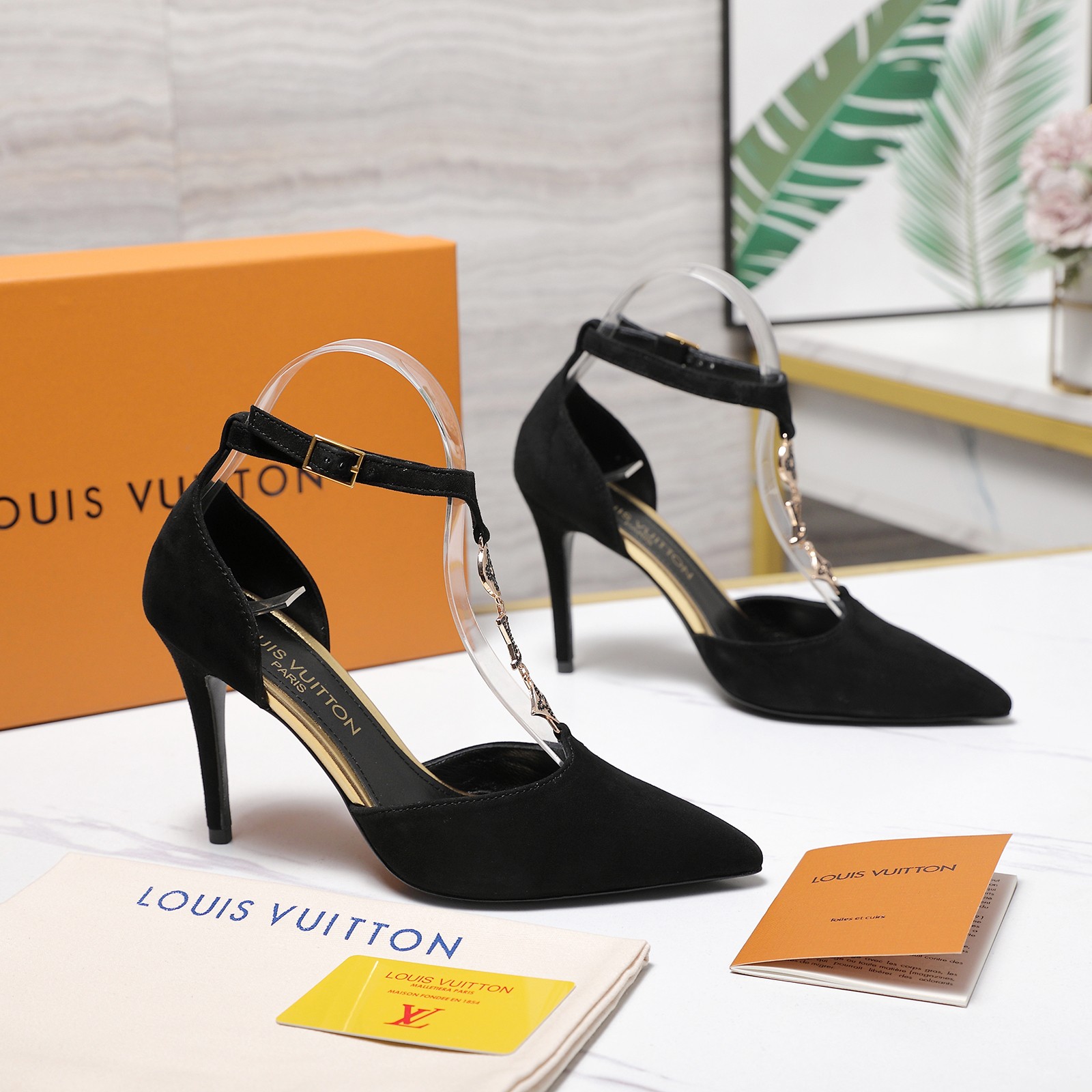 NO:785416,Top version LV | Louis Vuitton 2026 2026 early spring new style medieval style sandals. The counter focuses on the latest chain buckle single shoes hard goods. —————————— Purchasing level!  Full of high-end feel!  A popular model among bloggers at home and abroad, it is retro, fashionable and looks great on your feet!  The official website’s main recommendation★ Upper cowhide/Presbyopia/Yangjing Imported sheepskin lining Outsole Original Italian leather outsole Heel height 9.5cm Shoe size: 35-42 (41, 42 customization is not returnable), high heels and sandals, louis vuitton, louis vuitton, sandals, high heels, cowhide, sheepskin, sheep, Leather soles19860909顶级版本LV | 路易威登 2026  2026早春新款 中古风凉鞋 专柜主打最新款 链条扣单鞋硬货上新 ——————————— 代购级别！高级感十足！国内外博主刷爆的一款,复古又时髦上脚美炸了！官网主推款★ 鞋面牛皮/老花/羊京 内里进口羊皮里 大底原版意大利真皮大底 跟高9.5cm 鞋码: 35-42（41、42定制不退换）,高跟鞋凉鞋,louis vuitton,louis vuitton,sandals,high heels,cowhide,sheepskin,sheep,Leather soles,Women's Shoes