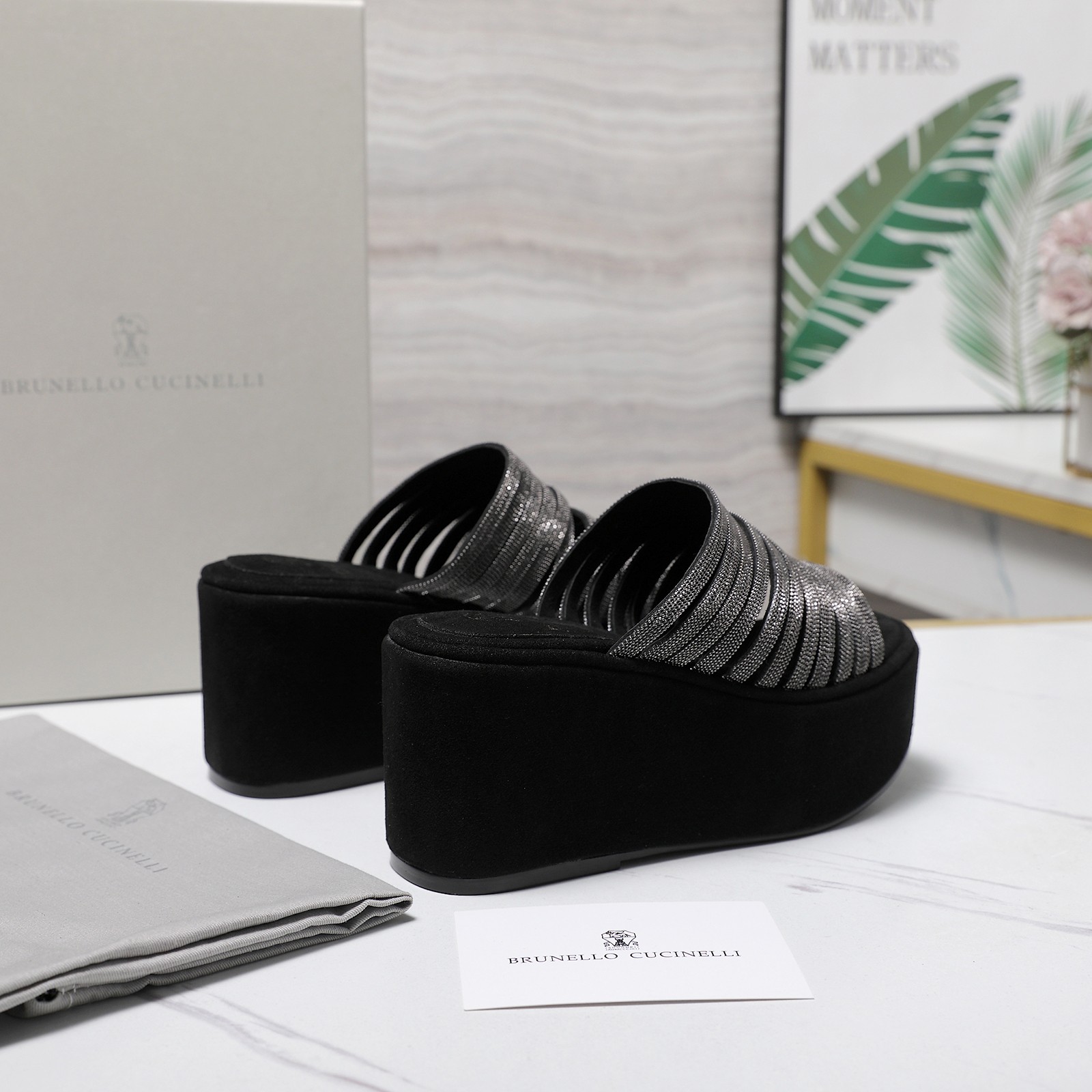 NO:785403,Brunello Cucinelli Brunello Cucinelli classic retro slippers sandal series bc is a well-known Italian brand, minimalist style, handmade bead chain accessories!  Retro and high-end!  Simple and elegant, it is a very attractive style!  The king of advanced jokers is totally irresistible!  The feet feel very good and comfortable!  It looks ordinary, but looks slim and handsome!  Not limited to any occasion, daily work, fashionable and capable!  Super versatile!  Super eye-catching!  Suitable for spring, summer, autumn and winter all year round. Imported cow velvet upper, water-dyed sheepskin leather lining, Italian molded outsole. Decorative original molded custom bead chain. Size#35-41 (40/41 custom-made, non-returnable), slippers, brunello cucinelli, sandals, slippers, cowhide, sheepskin.19860909Brunello Cucinelli 布鲁内洛·库奇内利经典复古拖鞋 凉鞋系列 bc是意大利知名品牌,极简主义风格,纯手工串联珠链配饰！ 复古又高级！简约又大气,属于非常耐看的款式！高级百搭之王 完全没有抵抗力！脚感很好很舒服！看起来平平无奇,穿起来又瘦又帅！ 不局限任何场合,日常工作、时尚又干练！超级百搭！超级耐看！一年四季春夏秋冬皆适宜 鞋面进口牛绒 牛皮内里水染羊皮 大底意大利开模大底 装饰原版开模定制珠链 Size#35-41（40/41订做不退换）,拖鞋,brunello cucinelli,sandals,slippers,cowhide,sheepskin,Women's Shoes