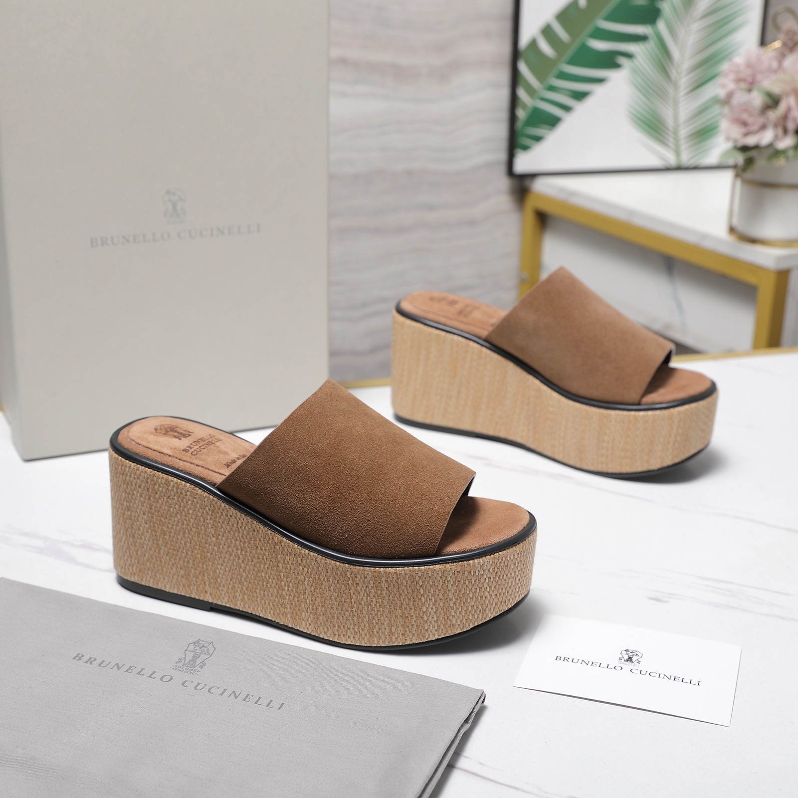 NO:785406,Brunello Cucinelli Brunello Cucinelli classic retro slippers sandal series bc is a well-known Italian brand, minimalist style, handmade bead chain accessories!  Retro and high-end!  Simple and elegant, it is a very attractive style!  The king of advanced jokers is totally irresistible!  The feet feel very good and comfortable!  It looks ordinary, but looks slim and handsome!  Not limited to any occasion, daily work, fashionable and capable!  Super versatile!  Super eye-catching!  Suitable for spring, summer, autumn and winter all year round. Imported cow velvet upper, water-dyed sheepskin lining, Italian molded outsole. Decorative original molded custom bead chain. Size#35-41 (35 41 custom-made, non-refundable), slippers, brunello cucinelli, sandals, slippers, cowhide, sheepskin19860909Brunello Cucinelli 布鲁内洛·库奇内利经典复古拖鞋 凉鞋系列 bc是意大利知名品牌,极简主义风格,纯手工串联珠链配饰！ 复古又高级！简约又大气,属于非常耐看的款式！高级百搭之王 完全没有抵抗力！脚感很好很舒服！看起来平平无奇,穿起来又瘦又帅！ 不局限任何场合,日常工作、时尚又干练！超级百搭！超级耐看！一年四季春夏秋冬皆适宜 鞋面进口牛绒 牛皮内里水染羊皮 大底意大利开模大底 装饰原版开模定制珠链 Size#35-41（35 41订做不退换）,拖鞋,brunello cucinelli,sandals,slippers,cowhide,sheepskin,Women's Shoes