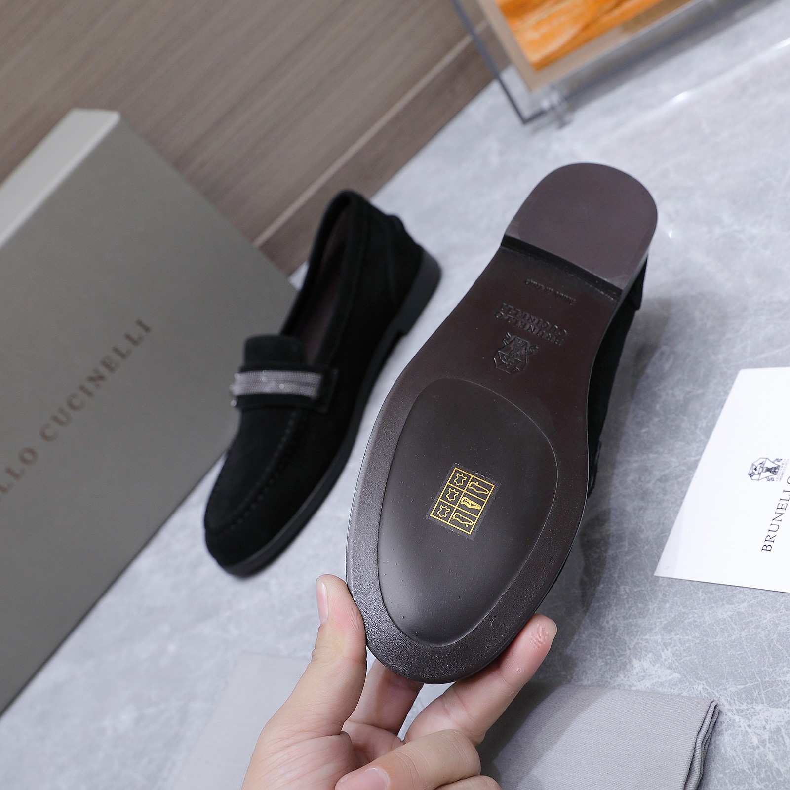 NO:785397,Brunello Cucinelie BC beaded loafers. The penny loafers, which have always been regarded as men's exclusive, have been softened in exquisite materials and modern designs, becoming exquisite and soft all-match women's shoes. The delicate texture of suede gives the shoes an elegant atmosphere and sublimates the colors of the season. The buckles are completely handmade with exquisite beads, giving the shoes a sense of logo and femininity in pure Brunello Cucinelli style. Beautiful packaging at the delivery counter  The fabric is original and customized imported first-layer cowhide. The feet are made of original customized soft sheepskin lining. The sole is original molded Italian genuine leather outsole. Sole thickness 2CM. Size: women's 35-41, loafers, brunello cucinelli, loafers, cowhide, sheepskin, Leather soles.19860909Brunello Cucinelie 布鲁内诺库奇内利 BC镶珠 乐福鞋 一直被视为男士专有的便士乐福鞋在精致材料和现代设计中柔化,成为精致柔美的百搭女鞋.绒面革的细腻质感,赋予鞋款优雅气息,升华当季色彩.以精美镶珠完全手工打造的搭扣,以纯粹的 Brunello Cucinelli 风格赋予鞋子一抹标志感和柔美气质 配送专柜精美包装 面料原版定制进口头层牛皮 垫脚原版定制柔软羊皮里 鞋底原版开模意大利真皮大底 底厚2CM Size:女款35-41,乐福鞋,brunello cucinelli,loafers,cowhide,sheepskin,Leather soles,Women's Shoes