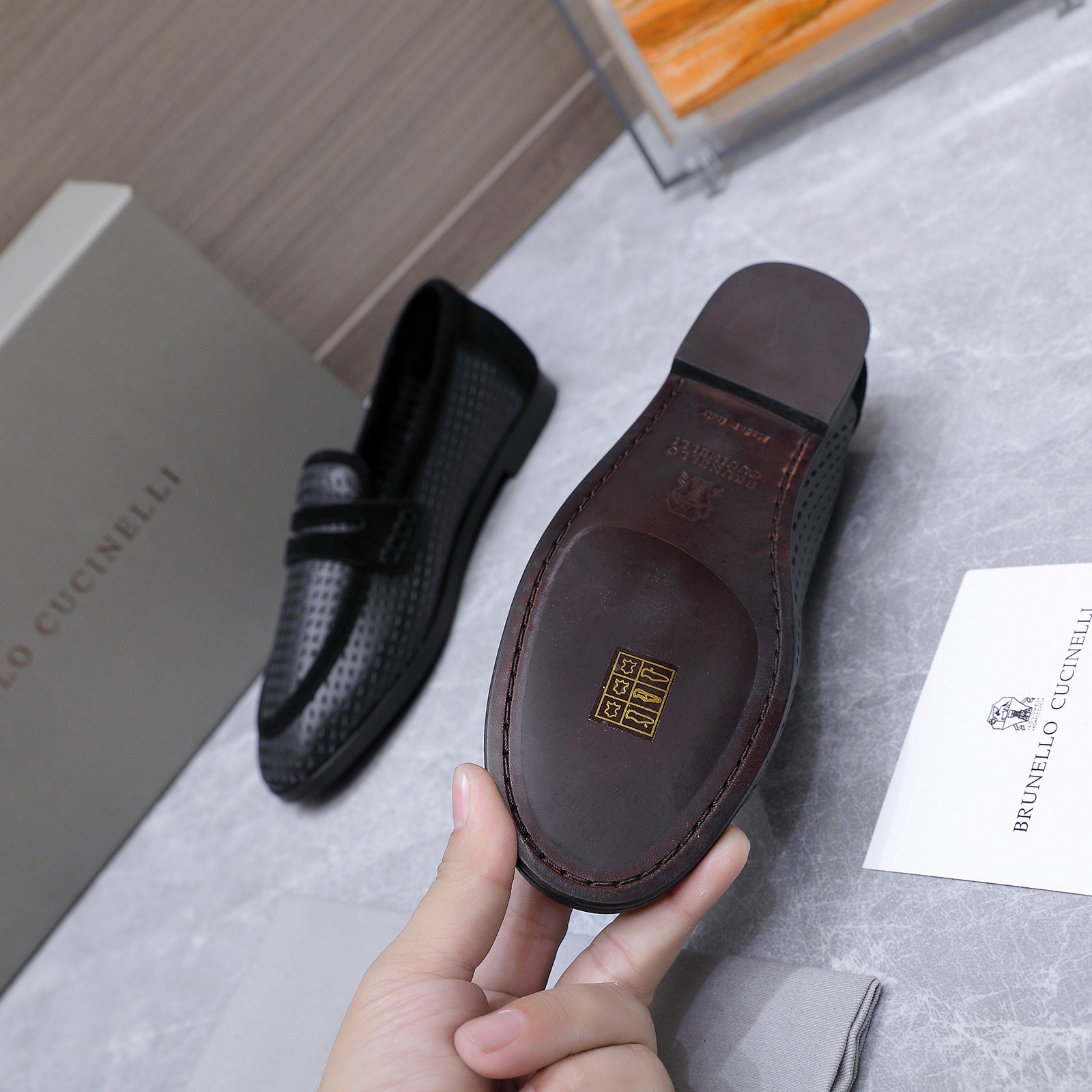 NO:785390,Purchasing agent Brunello Cucinelli 26ss new spring and summer woven half-flops loafers BC is a well-known Italian brand, minimalist style, handmade bead chain accessories!  Retro and high-end!  Simple and elegant, it is a very attractive style!  The king of advanced jokers, completely irresistible!  The feet feel very good and comfortable!  It looks ordinary, but looks slim and handsome!  Not limited to any occasion, daily work, fashionable and capable!  No matter it is paired with skirts, trousers, or windbreakers, it is very versatile!  Super eye-catching!  Suitable for spring, summer, autumn and winter all year round. The original one-to-one fabric is custom-woven. The lining is original Italian custom-made sheepskin. The lining is original Italian custom-made sheepskin. The lining is metal sheepskin foot pads. The outsole is made of Italian genuine leather. The accessories are original mold-made custom bead chains. The level of luxury is the same as that of clothing. Size#35-41 (40 41 custom-made, non-refundable), loafers, brunello cucinelli, loafers, skirts, sheepskin, Leather soles19860909代购级 Brunello Cucinelli 26ss 春夏新款 编织半拖 乐福鞋 BC是意大利知名品牌,极简主义风格,纯手工串联珠链配饰！复古又高级！简约又大气,属于非常耐看的款式！ 高级百搭之王,完全没有抵抗力！脚感很好很舒服！看起来平平无奇,穿起来又瘦又帅！ 不局限任何场合,日常工作、时尚又干练！不管搭配 裙装、裤装、风衣大衣、都非常百搭！超级耐看！一年四季春夏秋冬皆适宜. 面料原版一比一定制编织 内里原版意大利定制羊皮 原版开模编制 内里,金属羊皮垫脚 大底意大利真皮大底注塑 配饰原版开模定制珠链,奢侈程度和服装无区别. Size#35-41（40 41 定做不退换）,乐福鞋,brunello cucinelli,loafers,skirts,sheepskin,Leather soles,Women's Shoes