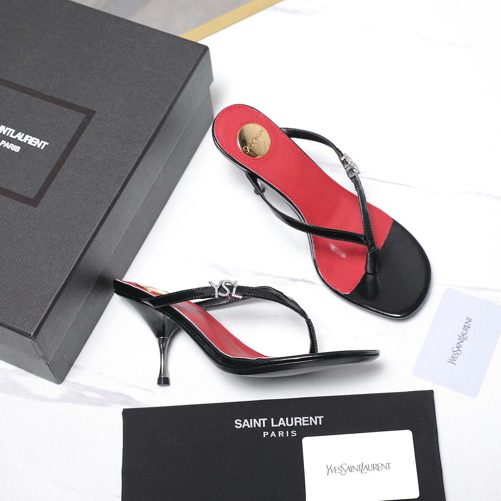 NO:787184,The highest quality Saint Laurent/Saint Laurent YSL26WF new product, letter metal heel flip-flops. In the spring and summer of 2026, Saint Laurent uses the iconic YSL metal letters to reshape the luxurious boundaries of flip-flops. Minimalist flip-flops are paired with glossy calfskin. Matte and metallic luster collide to create a cool and high-end feel. The metal high heels turn the brand logo into a three-dimensional support. Every step reflects the sharp aura of the Left Bank of Paris. No unnecessary decoration.  Only the metal letters are the highlight, which is an exquisite balance of casualness and luxury. Italian hand-tanned leather fits the foot, is light and stable when walking, and easily lengthens the leg line. From the beach vacation to the dinner party, you can switch freely with one shoe, giving the lazy posture its own edge. It is full of high-end and interprets the effortless high-end sexiness of YSL girls. The fabric is made of original custom leather, and the lining of the toes is all sheepskin. The genuine leather outsole imported from Italy  size35-39 (customized 34/40/41) price,high heels,saint laurent,saint laurent,saint laurent,high heels,cowhide,sheepskin,Leather soles19860909最高品质 Saint Laurent /圣罗兰YSL26WF新品 字母金属跟高跟夹脚人字拖 2026春夏圣罗兰以标志性YSL金属字母 重塑夹脚人字拖的奢美边界. 极简夹趾线条 搭配亮面小牛皮 哑光与金属光泽碰撞出冷冽高级感 . 金属高跟将品牌徽标化作立体支撑 每一步都折射巴黎左岸的凌厉气场 . 无多余装饰 仅以金属字母点睛 是随性与奢华的精妙平衡. 意大利手工鞣制皮革贴合脚面 行走间轻盈稳固 轻松拉长腿部线条. 从度假海滩到晚宴派对 一鞋切换自由 让慵懒姿态自带锋芒 高级感满满 诠释YSL女郎不费力的高阶性感. 面料采用原版定制皮料 内里踮脚均为羊皮 意大利进口真皮大底 size35-39（34/40/41定制） 价格,高跟鞋,saint laurent,saint laurent,saint laurent,high heels,cowhide,sheepskin,Leather soles,Women's Shoes