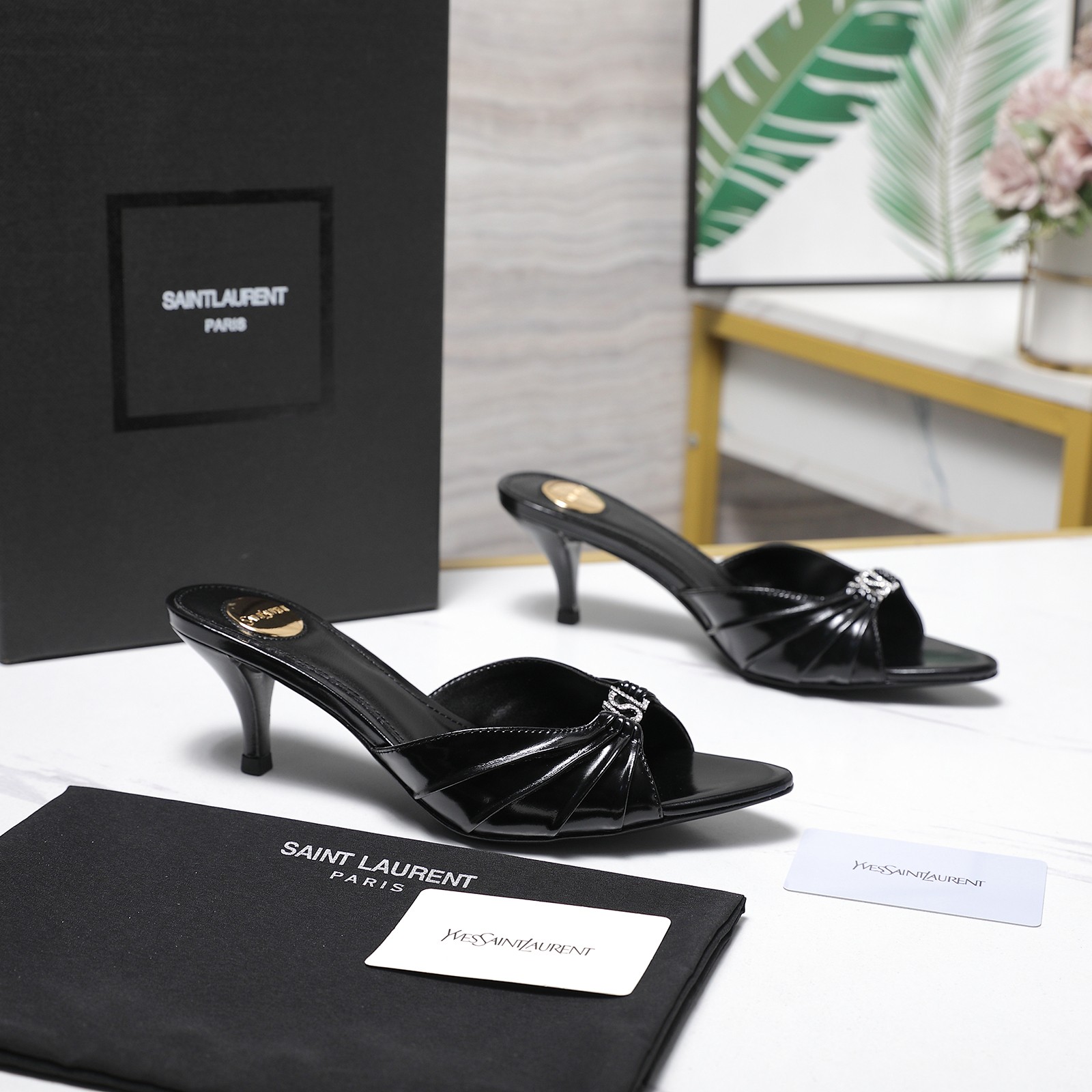 NO:787171,The highest quality Saint Laurent/Saint Laurent YSL26WF new product, pinched mid-heeled slippers with diamond buckle uppers. In the spring and summer of 2026, Saint Laurent uses the iconic YSL metal letters to reshape the boundaries of luxury and beauty of slippers. Minimalist hand-kneading technology and diamond buckles with letters. The craftsmanship and diamond buckles collide to create a cool and high-end sense. The high heels turn the brand logo into a three-dimensional support, reflecting the sharp aura of the Left Bank of Paris with every step. No unnecessary decoration, only the metal letters are the highlight.  It is an exquisite balance of casualness and luxury. Silk imported from Italy fits the feet, is light and stable when walking, and easily elongates the leg line. From the beach to a dinner party, you can switch freely with one shoe, giving the lazy posture its own edge. It is full of high-end and interprets the effortless high-end sexiness of YSL girls. The fabric is made of original silk, and the lining of the toes is all sheepskin. The Italian imported genuine leather outsole size35-39 (customized on 34/40/41) Price, high heels, saint  laurent,saint laurent,saint laurent,high heels,slippers,sheepskin,leather soles19860909最高品质 Saint Laurent /圣罗兰YSL26WF新品 字母钻扣鞋面捏皱中跟拖鞋 2026春夏圣罗兰以标志性YSL金属字母 重塑拖鞋的奢美边界. 极简手工捏皱工艺 搭配字母钻扣 工艺与钻扣碰撞出冷冽高级感 . 高跟将品牌徽标化作立体支撑 每一步都折射巴黎左岸的凌厉气场 . 无多余装饰 仅以金属字母点睛 是随性与奢华的精妙平衡. 意大利进口丝绸贴合脚面 行走间轻盈稳固 轻松拉长腿部线条. 从度假海滩到晚宴派对 一鞋切换自由 让慵懒姿态自带锋芒 高级感满满 诠释YSL女郎不费力的高阶性感. 面料采用原版丝绸 内里踮脚均为羊皮 意大利进口真皮大底 size35-39（34/40/41定制） 价格,高跟鞋,saint laurent,saint laurent,saint laurent,high heels,slippers,sheepskin,Leather soles,Women's Shoes