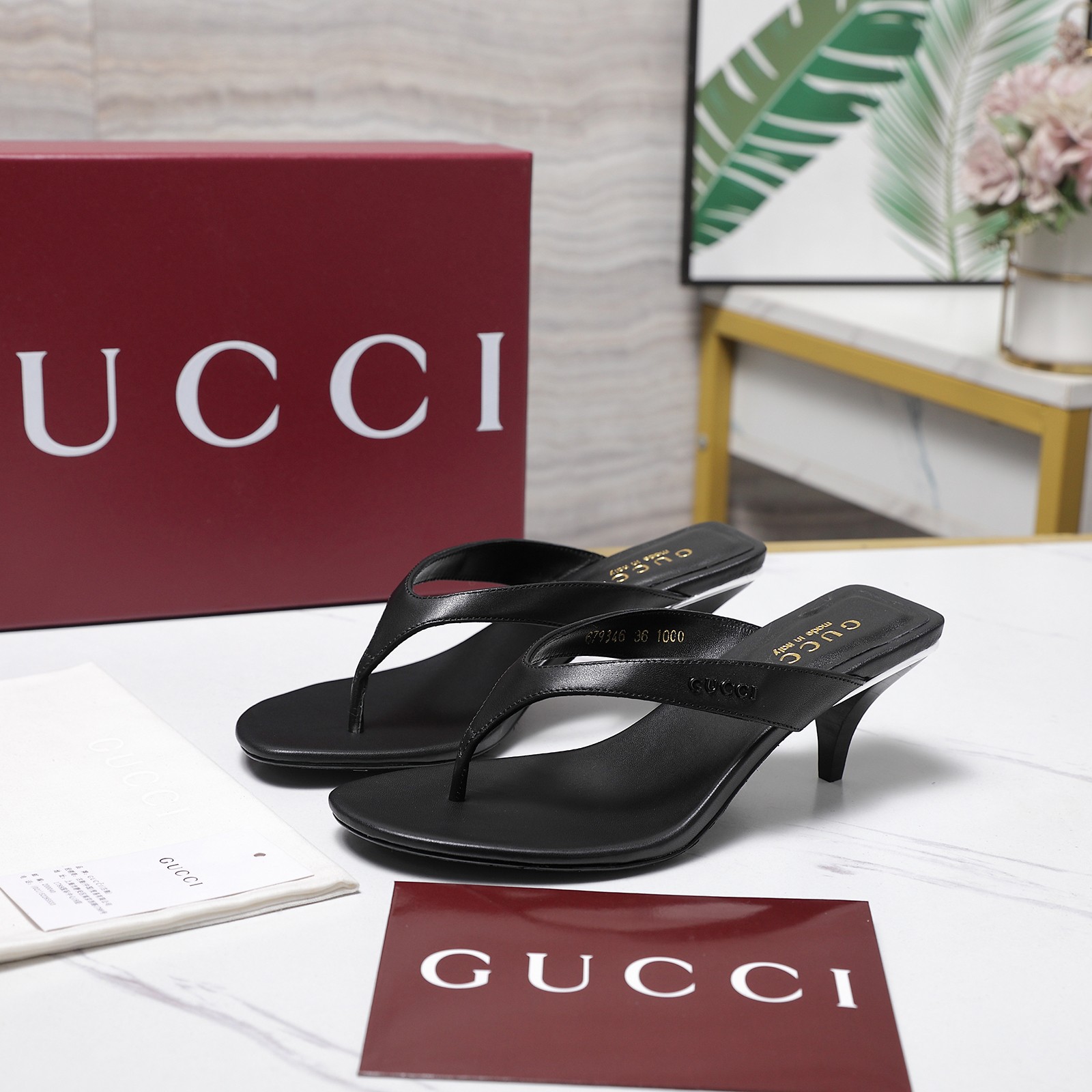 NO:787173,2026 summer latest brand logo logo herringbone sandals GUcc small letter buckle G G presbyopic herringbone sandals mid-heel denim denim kitten heel flip-flops flip-flops sandals Top version, welcome to compare. Original 1:1 replica. Please pay attention to our authenticity guarantee. Upper imported sheepskin/presbyopic GG canvas/denim denim. Lining/foot pad full-grain high-grade lambskin. Sole Italian top genuine leather sole. Heel height 6.5 cm.  Matching code 35-42 (41/40/42 custom-made, non-returnable) Original full set of Ankola burgundy packaging Price Logo Gucci letter buckle renews the classic and elegant style of the birthplace of the brand. This sandal is ingenious and eye-catching. The brand's classic elements are reinterpreted from a modern perspective to add fashion charm to daily wear in the new season. High heels, gucci, sandals, high heels, slippers, sheepskin198609092026夏季最新品牌Logo标识人字凉鞋 GUcc小字母扣G G老花人字凉拖鞋中跟丹宁牛仔小猫跟夹脚夹趾拖鞋凉鞋 顶级版本、欢迎比对. 原版1:1复刻 注意请认准咱家正品保证 鞋面进口羊皮/老花GG帆布/丹宁牛仔 内里/垫脚全粒纹高档小羊皮 鞋底意大利顶级真皮底 跟高6.5 cm中跟 配码35-42（41/40/42定做不退换） 包装原版全套安可拉酒红色包装 价格 标志Gucci字母小扣焕新在现品牌发源地的经典优雅格调.这款凉鞋匠心融蕴醒目的品牌经典元素由现代视角焕新诠释为新季日常穿搭添注时尚魅力,高跟鞋,gucci,sandals,high heels,slippers,sheepskin,Women's Shoes