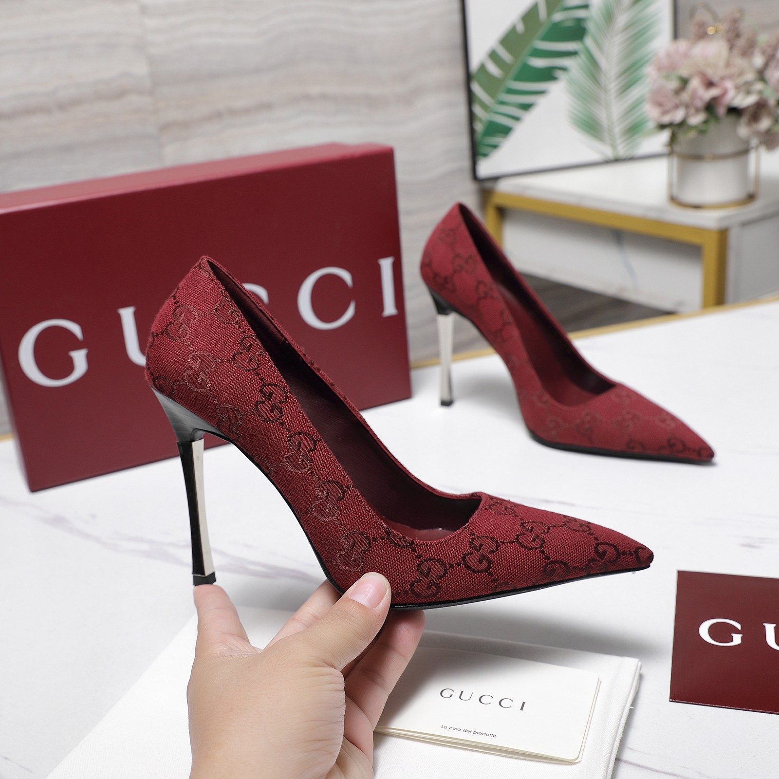 NO:787175,Exclusive GuCC high-end boutique 2026 spring and summer Bombshell series new metal-heeled pumps, high-heeled fashion pointed-toe intellectual women's shoes, authentic and original quality! Every detail has been carefully crafted and can be compared with ZG, the quality is the same!  Fabrics are custom-made imported G G floral fabrics, denim denim, tanned wax leather, molded steel metal heels from a large hardware factory in Dongguan, lining/feet high-end customized sheepskin lining, 3 heels 5.5cm high 8.5 cm 11 cm outsole, Italian genuine leather sole, sizes 35-42 (40 41 42 custom-made, non-returnable), full set of original high-end Ancora red packaging!  Price Explore the 2026 spring and summer collection, this shoe is intended to pay tribute to that glorious era. This shoe is crafted from smooth leather, presbyopic G cloth and denim denim, cleverly integrated with pointed toes and metal stiletto finishes to express a unique charm. Women's style ●Steel metal heel + spliced ​​Italian layer leather heel seat details Italian creation, high heels, gucci, high heels, sheepskin19860909独家GuCC高端精品 2026春夏Bombshell系列新款金属跟浅口鞋 高跟时装尖头知性女鞋原汁原味原单品质!每个细节皆经过精心细致打造,可与ZG对比如一,无二品质！ 面料定制进口G G老花布 丹宁牛仔 鞣蜡皮 五金东莞大厂开模钢制金属跟 内里／垫脚高端定制羊皮里 3个跟高5.5cm 8.5 cm 11 cm 大底意大利真皮底 尺码35-42（40 41 42定做,不退换） 全套原板高端安可拉红色包装！ 价格 探索2026春夏系列,该鞋款意在向那个光辉璀璨的时代致敬.这款鞋履以光面皮和老花G布及丹宁牛仔布匠心打造,巧妙融入尖头和金属细跟饰面,尽释别样韵致 女款 ●钢制金属跟+拼接意大利层皮跟座细节 意大利创作,高跟鞋,gucci,high heels,sheepskin,Women's Shoes