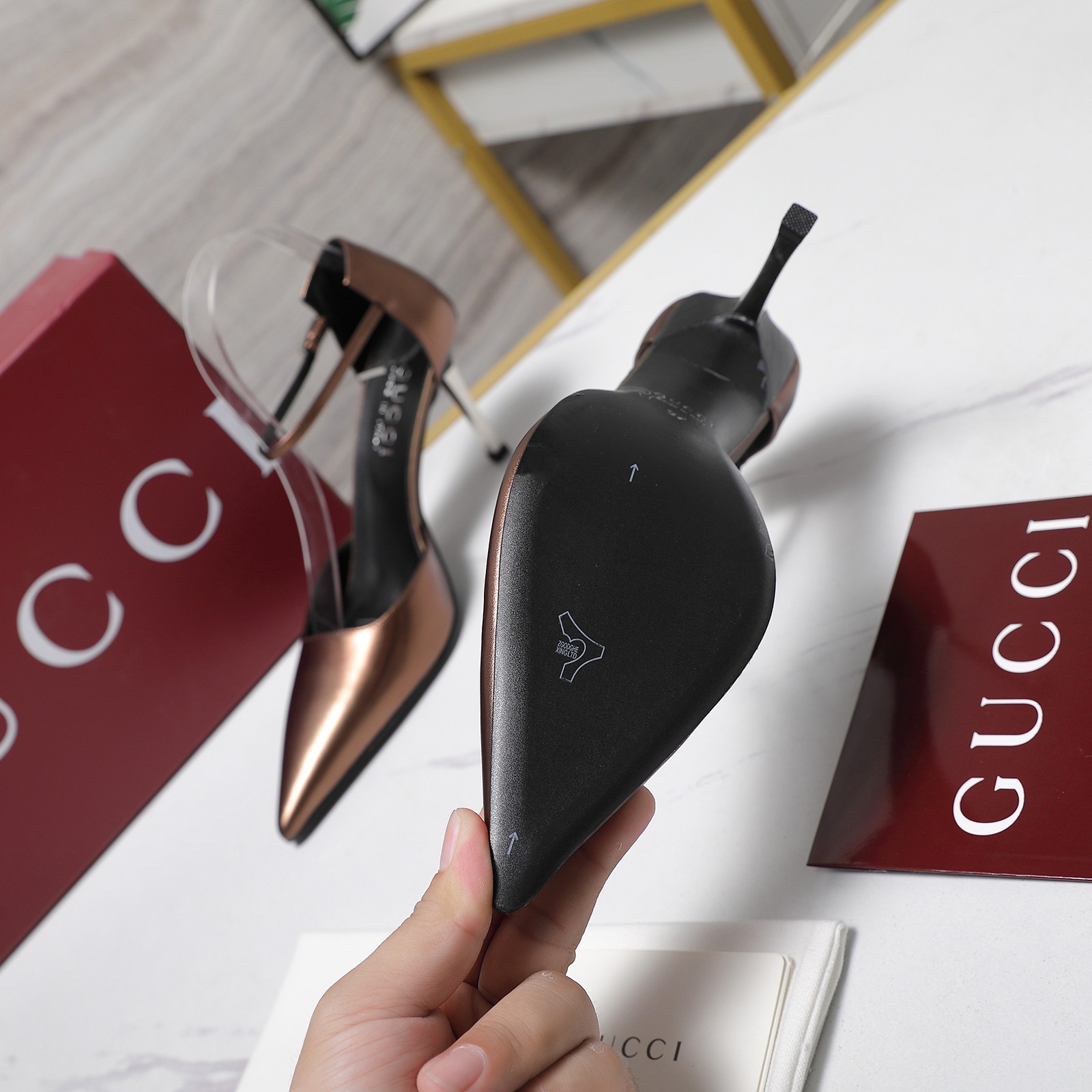 NO:787177,Exclusive GuCC high-end boutique 2026 spring and summer Bombshell series new metal heel shallow mouth hollow shoes, high-heeled fashion pointed toe intellectual women's shoes, original quality! Every detail has been carefully crafted and can be compared with ZG, no second quality!  Original fabric, custom-made imported metal leather, molded steel metal heels from a large hardware factory in Dongguan, lining/feet high-end customized sheepskin lining, 3 heels 5.5cm high, 8.5 cm 11 cm, outsole, Italian genuine leather, sizes 35-42 (40, 41, 42, custom-made, non-returnable), complete set of original high-end Ancora red packaging!  Price Explore the 2026 spring and summer collection, this shoe is intended to pay tribute to that glorious era. This shoe is made with metal leather craftsmanship, cleverly integrated with pointed toes and metal stiletto finishes to express a unique charm. Women's style ●Steel metal heel + spliced ​​Italian layer leather heel seat details Italian creation, high heels, gucci, high heels, sheepskin19860909独家GuCC高端精品 2026春夏Bombshell系列新款金属跟浅口中空鞋 高跟时装尖头知性女鞋原汁原味原单品质!每个细节皆经过精心细致打造,可与ZG对比如一,无二品质！ 面料原版定制进口金属皮 五金东莞大厂开模钢制金属跟 内里／垫脚高端定制羊皮里 3个跟高5.5cm 8.5 cm 11 cm 大底意大利真皮底 尺码35-42（40 41 42定做,不退换） 全套原板高端安可拉红色包装！ 价格 探索2026春夏系列,该鞋款意在向那个光辉璀璨的时代致敬.这款鞋履以金属皮匠心打造,巧妙融入尖头和金属细跟饰面,尽释别样韵致 女款 ●钢制金属跟+拼接意大利层皮跟座细节 意大利创作,高跟鞋,gucci,high heels,sheepskin,Women's Shoes