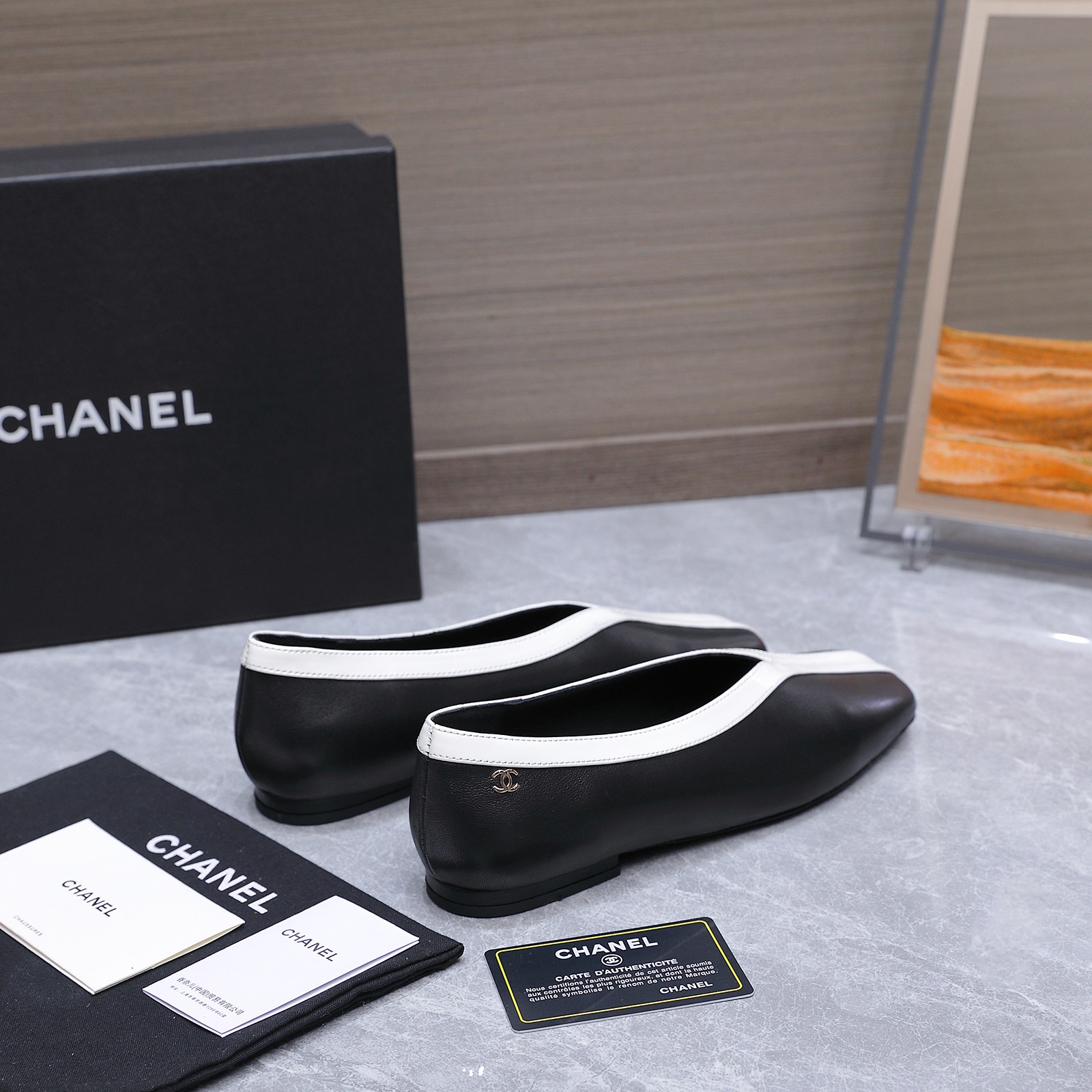 NO:817176,The high version of Chanel Chanel Xiaoxiang 2026 spring and summer new catwalk style flat sandals, classic double-blocked color stone pattern leather retro flats, adopt a classic and elegant design style, while incorporating fashion elements, both retro and modern, suitable for various occasions. The classic double-blocked color of the shoe body is not only luxurious and eye-catching, but also visually brightens the skin tone, adding a noble temperament to the wearer.  The high-heeled style does not tire your feet. It provides a certain height while ensuring the stability and comfort of wearing, suitable for long-term wear. The upper is stone-patterned calf leather, the lining is silk sheepskin, and the sole is Italian genuine leather outsole. Size 35-39 (34.40.41.42 is customized and non-refundable). Single shoes, chanel, chanel, sandals, flats, sheepskin, Leather soles19860909高版本 Chanel 香奈儿 小香 2026春夏新款 走秀款平底凉鞋经典双拼色石头纹皮面复古平底鞋 采用了经典且优雅的设计风格,同时融入时尚元素,兼具复古与现代感,适合多种场合穿着. 鞋身经典的双拼色,这种色调不仅奢华亮眼,还能在视觉上提亮肤色,为穿着者增添高贵气质. 高跟款式,不累脚,在提供一定高度的同时,保证了穿着的稳定性和舒适度,适合长时间穿着. 鞋面石头纹小牛油皮 内里垫脚丝绸羊皮 鞋底意大利真皮大底 码数35-39（34.40.41.42定做不退换）,单鞋,chanel,chanel,sandals,flats,sheepskin,Leather soles,Women's Shoes