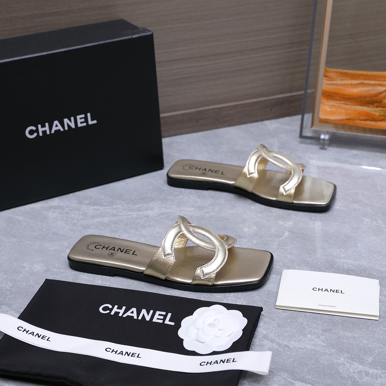 NO:817168,CHANEL Chanel Big logo flat slippers Xiaoxiang Flat Heel height 2cm Metal logo blessing Comfortable and classy Black Original lambskin Sheepskin lining Italian genuine leather outsole Full of texture Classic square toe design Super comfortable logo clearly visible Elegant Lambskin lining on the lining Clear foot logo Not tiring feet Stamped brand logo Matching and matching Pursuit of quality Original Italian leather outsole  Logo outsole is full of texture 35 36 37 38 39 40 41 (40 41 customized) with original packaging, slippers, chanel, chanel, slippers, sheepskin, Leather soles19860909CHANEL 香奈儿 大logo 平底拖鞋 小香 平底  跟高 2cm 金属 logo 加持 舒适有范 黑色 原版 小羊皮 羊皮内里 意大利真皮大底 质感满满 经典方头 设计 超舒适   logo清晰可见  优雅 内里选用小羊皮内里 垫脚logo清晰  不累脚 钢印品牌logo 对标对版 追求品质 原版 意大利真皮大底 logo大底 质感满满  35 36 37 38 39 40 41（40 41 定制） 搭配原版包装,拖鞋,chanel,chanel,slippers,sheepskin,Leather soles,Women's Shoes