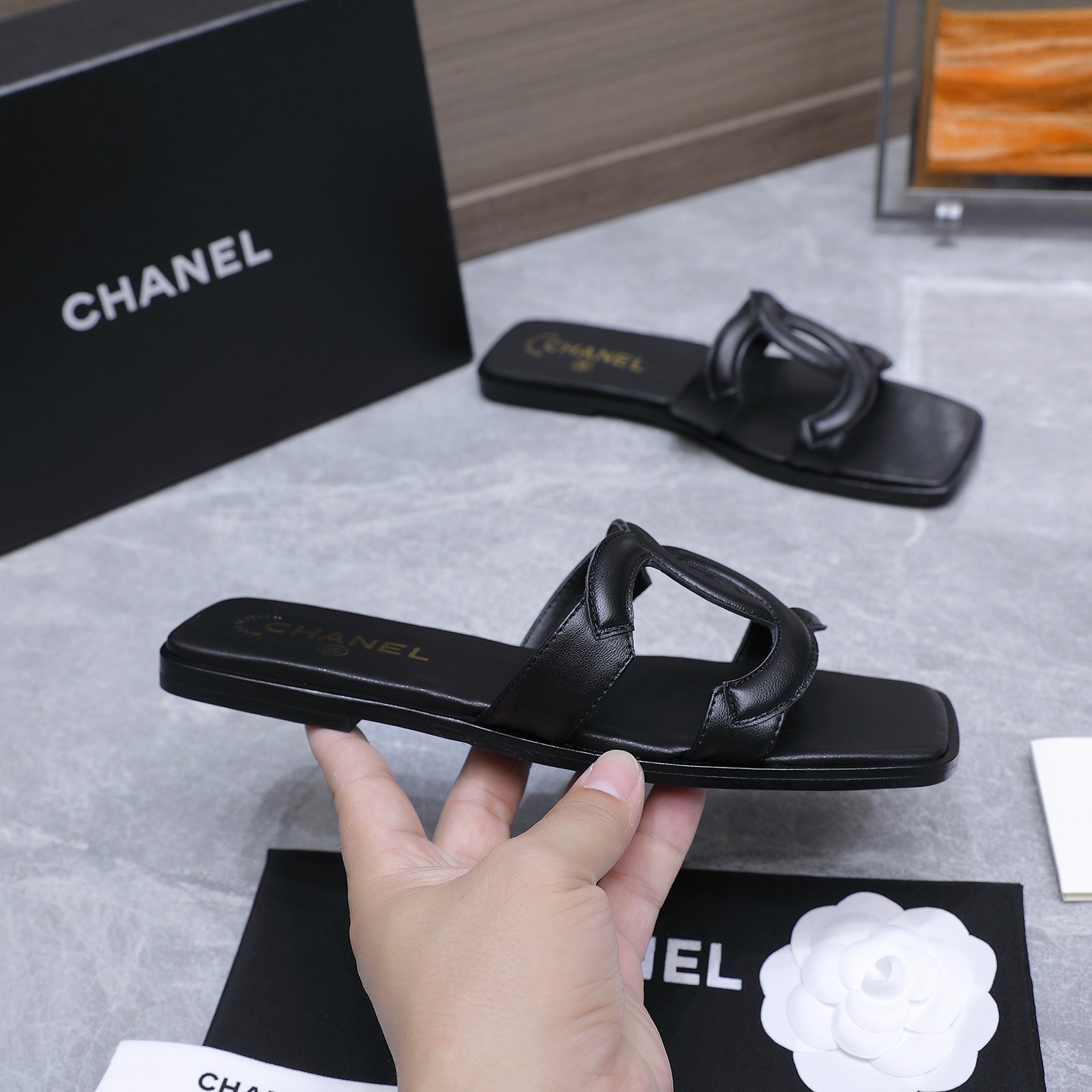 NO:817172,CHANEL Chanel Big logo flat slippers Xiaoxiang Flat Heel height 2cm Metal logo blessing Comfortable and classy Black Original lambskin Sheepskin lining Italian genuine leather outsole Full of texture Classic square toe design Super comfortable logo clearly visible Elegant Lambskin lining on the lining Clear foot logo Not tiring feet Stamped brand logo Matching and matching Pursuit of quality Original Italian leather outsole  Logo outsole is full of texture 35 36 37 38 39 40 41 (40 41 customized) with original packaging, slippers, chanel, chanel, slippers, sheepskin, Leather soles19860909CHANEL 香奈儿 大logo 平底拖鞋 小香 平底 跟高 2cm 金属 logo 加持 舒适有范 黑色 原版 小羊皮 羊皮内里 意大利真皮大底 质感满满 经典方头 设计 超舒适   logo清晰可见  优雅 内里选用小羊皮内里 垫脚logo清晰  不累脚 钢印品牌logo 对标对版 追求品质 原版 意大利真皮大底 logo大底 质感满满  35 36 37 38 39 40 41（40 41 定制） 搭配原版包装,拖鞋,chanel,chanel,slippers,sheepskin,Leather soles,Women's Shoes