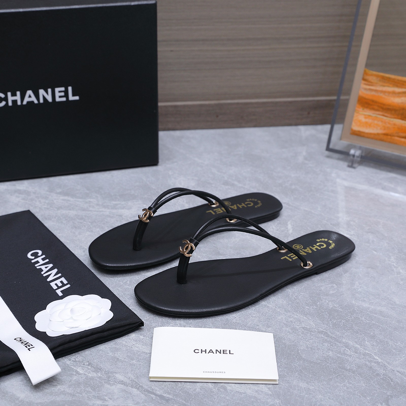 NO:817160,Chane*26SS new early spring flat flip-flops are a classic model that is instantly recognizable, with Chanel’s elegant DNA engraved into every detail. The iconic double C logo is embellished on the toe, which is low-key and noble. Whether it is a daily outing or a vacation, the foot will have its own atmosphere of a wealthy daughter. The details are directly ecstatic!  The brand embossing on the footbed, the exquisite hardware logo, and the delicate workmanship all demonstrate Chanel's top quality, and even the details can withstand scrutiny. Cowhide upper, leather lining, rubber outsole, size 35-41 (customized sizes 40 and 41 are non-refundable) Price, split-toe shoes, chanel, chanel, cowhide19860909Chane*26SS早春新款平底人字拖 一眼沦陷的经典款,把香奈儿的优雅DNA刻进了每一处细节.标志性的双C logo点缀在鞋头,低调又显贵,不管是日常出街还是度假出行,上脚就是自带氛围感的富家千金感. 细节控直接狂喜！鞋床的品牌压印、精致的五金logo、细腻的做工,每一处都彰显着香奈儿的顶级质感,哪怕是细节处都经得起推敲. 鞋面牛皮 内里牛皮 大底橡胶大底 size35-41码（40、41码定制不退换） 价格,分趾鞋,chanel,chanel,cowhide,Women's Shoes