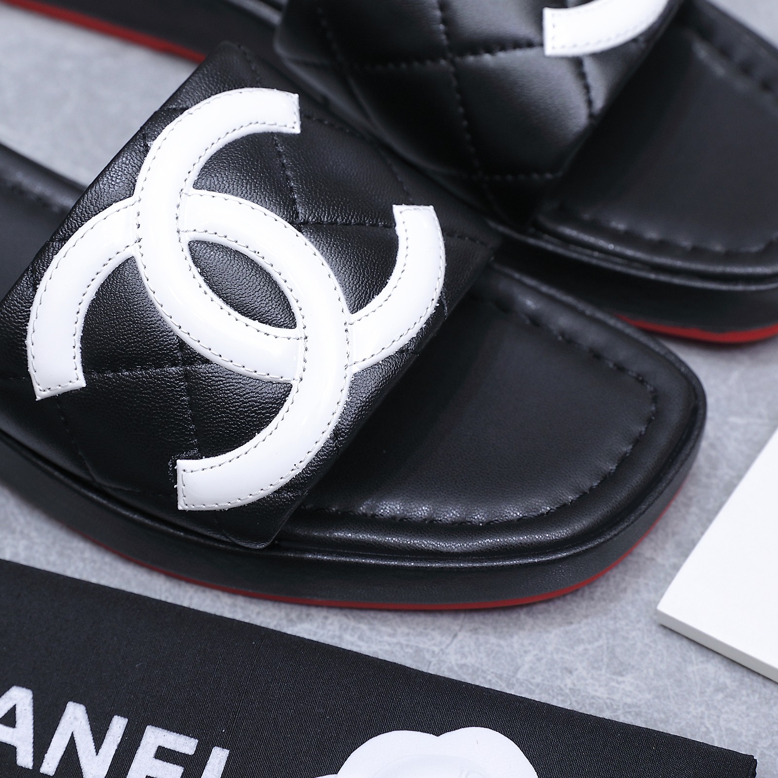 NO:817152,Chanel｜Chanel 26ss second-hand double C plaid slippers!  This Chanel slipper is made of classic rhombus leather and paired with the double C Logo, making it highly recognizable!  Thick-soled design + red edges, fashionable and comfortable, perfect for summer. Simple and elegant, can be easily used for daily leisure or vacation. It looks great whether paired with skirts or jeans, and easily enhances the look. The upper sheepskin plaid pad shows off!  Sheepskin lining!  Original molded rubber anti-slip outsole!  Size 35-40 (40.41 customized) price, slippers, chanel, chanel, slippers, skirts, jeans, sheepskin19860909Chanel｜香奈儿26ss中古双C格纹一字拖鞋！ 香奈儿这款拖鞋,采用经典菱格纹皮革,搭配双C Logo,品牌辨识度超高！厚底设计+红色边缘,时髦又舒适,夏天穿超合适.简约大方,日常休闲或度假都能轻松驾驭,无论配裙装还是牛仔裤都很出彩,轻松提升造型感. 鞋面羊皮格纹垫秀！ 内里羊皮！ 原版开模橡胶防滑大底！ 码数35-40（40.41订做） 价格,拖鞋,chanel,chanel,slippers,skirts,jeans,sheepskin,Women's Shoes