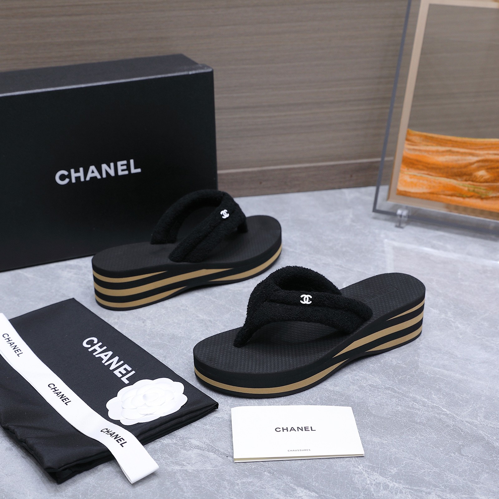NO:817147,High version of CHANEL Chanel 26ss new summer flip-flops, a must-have for the beach. Chanel 2026 Chanel's latest hot summer flip-flops, a versatile style that shows your feet slimming temperament, a slipper with great looks, looks great with any combination!  Lazy slippers are worth recommending. Original molded foam non-slip outsole. Size 35-40 (40 41 customized). Price, split-toe shoes, chanel, chanel, slippers.19860909高版本 CHANEL 香奈儿 26ss 夏季新款 夹脚人字拖 海滩必备款 Chanel 2026香奈儿最新爆款 夏季夹脚拖鞋 百搭显脚瘦气质款,颜值爆棚的一款拖鞋,任意搭配都很绝！懒人拖鞋值得推荐 原版开模发泡防滑大底 码数35-40（40 41定做） 价格,分趾鞋,chanel,chanel,slippers,Women's Shoes