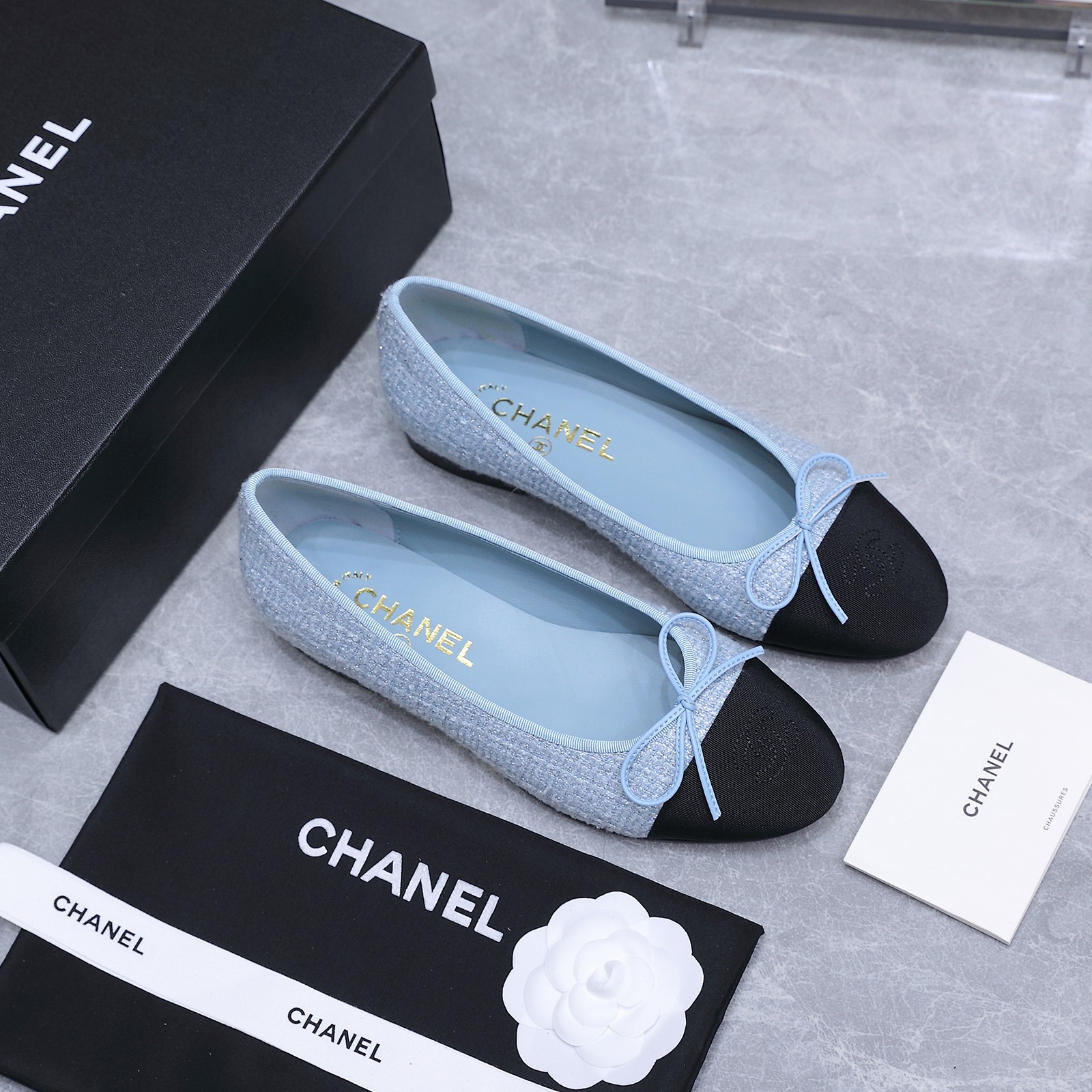 NO:817136,High version of Chanel Xiaoxiang's classic ballet flats with bows. Classic Chanel color-blocked ballet flats. The combination of bows and double C Logo perfectly balances French elegance and girlishness. The delicate texture of lambskin and the low-heeled design make it easy to handle for commuting and dating. It is a timeless and elegant choice in the shoe cabinet.  Look for the quality of our brand (the latest upgraded version has been adjusted and optimized from material to details and last shape lines. The lines are more graceful and delicate, slimming and modified feet, easier to wear and fit, and the comfort is invincible ~ super good-looking on the feet ~ high-end without losing elegance). Pay attention to the ordinary version in the market. The upper is selected from the original custom-made horse hair. The lining is grade A sheepskin. The heel height is 2cm. The sole is Italian grade A leather outsole.  Size 35-39 (34, 40-44 customized, non-returnable) Full set of exquisite packaging at the counter Price, single shoes, chanel, chanel, sheepskin, Leather soles19860909高版本 Chanel 小香经典款芭蕾舞鞋蝴蝶结平底单鞋 经典香奈儿拼色芭蕾鞋,蝴蝶结与双C Logo的组合,把法式优雅和少女感平衡得刚刚好.小羊皮的细腻质感,加上低跟设计,通勤、约会都能轻松驾驭,是鞋柜里永不过时的优雅选择. 认准我家的品质（最新升级版本从材质到细节以及楦型线条都己经调改与优化,线条感更加的优美秀气 显瘦修饰脚型,更加的好穿贴脚,舒适度更是无敌了～上脚超级好看～高级又不失优雅气质）注意区分市场普通版 鞋面甄选原版定制马毛 内里A级羊皮 跟高2Cm 鞋底意大利A级真皮大底 码数35-39（34、40-44定制不退换） 专柜全套精美包装 价格,单鞋,chanel,chanel,sheepskin,Leather soles,Women's Shoes