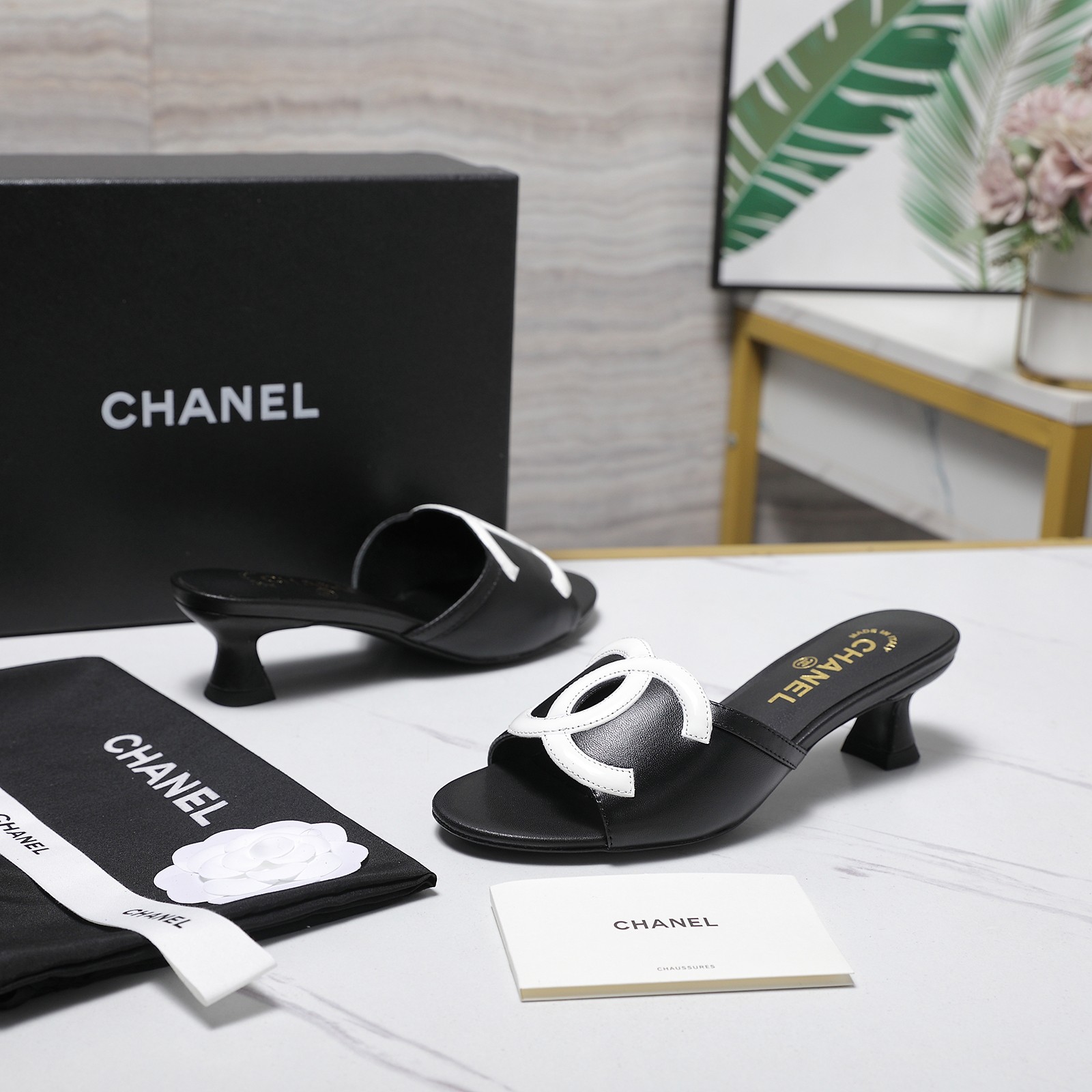 NO:817123,[Top version] The official website synchronizes the latest Chanel summer style classic double C hollow flat bottom sandals and slippers. The iconic hollow double C large logo is highly recognizable; the flat bottom height is just right, which not only lengthens the leg line, but also stabilizes the center of gravity. It will not tire your feet after a day of running around, and novices can easily control it!  The soft leather material fits the shape of the foot, and the open-toe design is breathable and not stuffy in the summer. It has the sophistication of high heels and the casualness of slippers. It is a perfect 'good news for lazy people'!  1. The zodiac sandals of the year!  Longer legs + full comfort, whoever wears it will be the lady. 2. Classics never go out of style. Wear elegance on your feet, summer romance and laziness all depend on them. 3. Flat slippers, stable and refined, no tired feet when shopping and dating. Pay attention to the details of our house (the version purchased at the counter is developed and made according to the genuine 11). Pay attention to distinguish the ordinary version in the market. Fabric selection imported original custom team version denim with sheepskin lining  Outsole Italian genuine leather outsole Size 35-39 (40, 41 customized, non-returnable) Comes with counter genuine packaging Price, high heels and slippers, chanel, high heels, slippers, sheepskin, Leather soles19860909【顶级版本】 官网同步最新款Chanel夏季新款经典双C镂空平底凉拖拖鞋 标志性的镂空双C大Logo,辨识度拉满；平底高度刚刚好,既拉长腿部线条,又稳得住重心,暴走一天也不累脚,新手也能轻松驾驭！ 软皮材质贴合脚型,露趾设计夏天透气不闷脚,既有高跟鞋的精致,又有拖鞋的随性,妥妥的“懒人福音”！ 1. 年度本命凉拖！显腿长+舒适度拉满,谁穿谁是大小姐 2. 经典永不过时.把优雅穿在脚上,夏日的浪漫与慵懒全靠它. 3. 平底拖鞋,稳稳拿捏精致感,逛街约会都不累脚. 认准我家细节实拍（专柜买版按正品11开发做货）注意区分市场普通版 面料甄选进口原版定制队版牛仔布 内里羊皮 大底意大利真皮大底 尺码35-39（40、41定做、不退换） 配专柜正品包装 价格,高跟鞋拖鞋,chanel,high heels,slippers,sheepskin,Leather soles,Women's Shoes