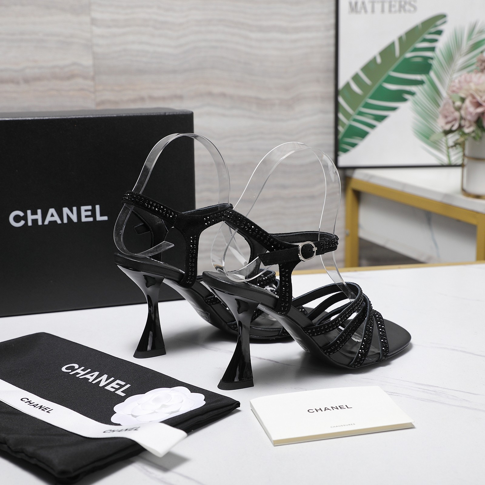 NO:817114,Top-quality Chane*26SS early spring new hot-drilled thin strap high-heeled sandals. The classic design that catches your heart at first glance, perfectly blends Chanel's elegance and girlishness. The three-dimensional and full bow shape of the toe is smart and age-reducing. It is embellished with the iconic double C logo, showing a luxurious texture in a low-key manner. Every detail tells the high-end heritage of the brand.  Whether paired with a simple commuting suit, an elegant holiday dress, or casual jeans, you can easily capture the sense of relaxation and put a sense of luxury on your feet, making you the center of attention wherever you go. Cowhide upper, sheepskin lining, genuine leather outsole, size 35-41 (customized sizes 40 and 41 are non-refundable), heel height 6CM/8cm, price, high-heeled sandals, chanel, chanel, sandals, high  heels,skirts,jeans,cowhide,sheepskin,Leather soles19860909顶级品质 Chane*26SS早春新款烫钻细带高跟凉拖 一眼心动的经典设计,将香奈儿的优雅与少女感完美融合.鞋头立体饱满的蝴蝶结造型,灵动又减龄,搭配标志性的双C logo点缀,低调中尽显奢华质感,每一处细节都在诉说着品牌的高级底蕴. 无论是搭配简约的通勤套装,还是飘逸的度假长裙,亦或是休闲的牛仔裤,都能轻松拿捏松弛感,把高级感穿在脚上,走到哪里都是焦点. 鞋面牛皮 内里羊皮 大底真皮大底 size35-41码（40、41码定制不退换） 跟高6CM/8cm 价格,高跟鞋凉鞋,chanel,chanel,sandals,high heels,skirts,jeans,cowhide,sheepskin,Leather soles,Women's Shoes